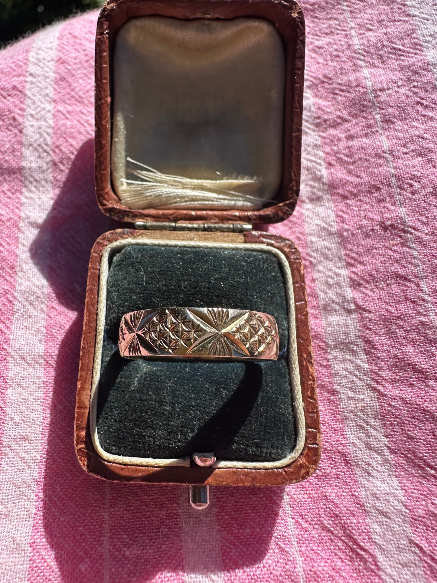 Vintage 9ct Gold Star Patterned band