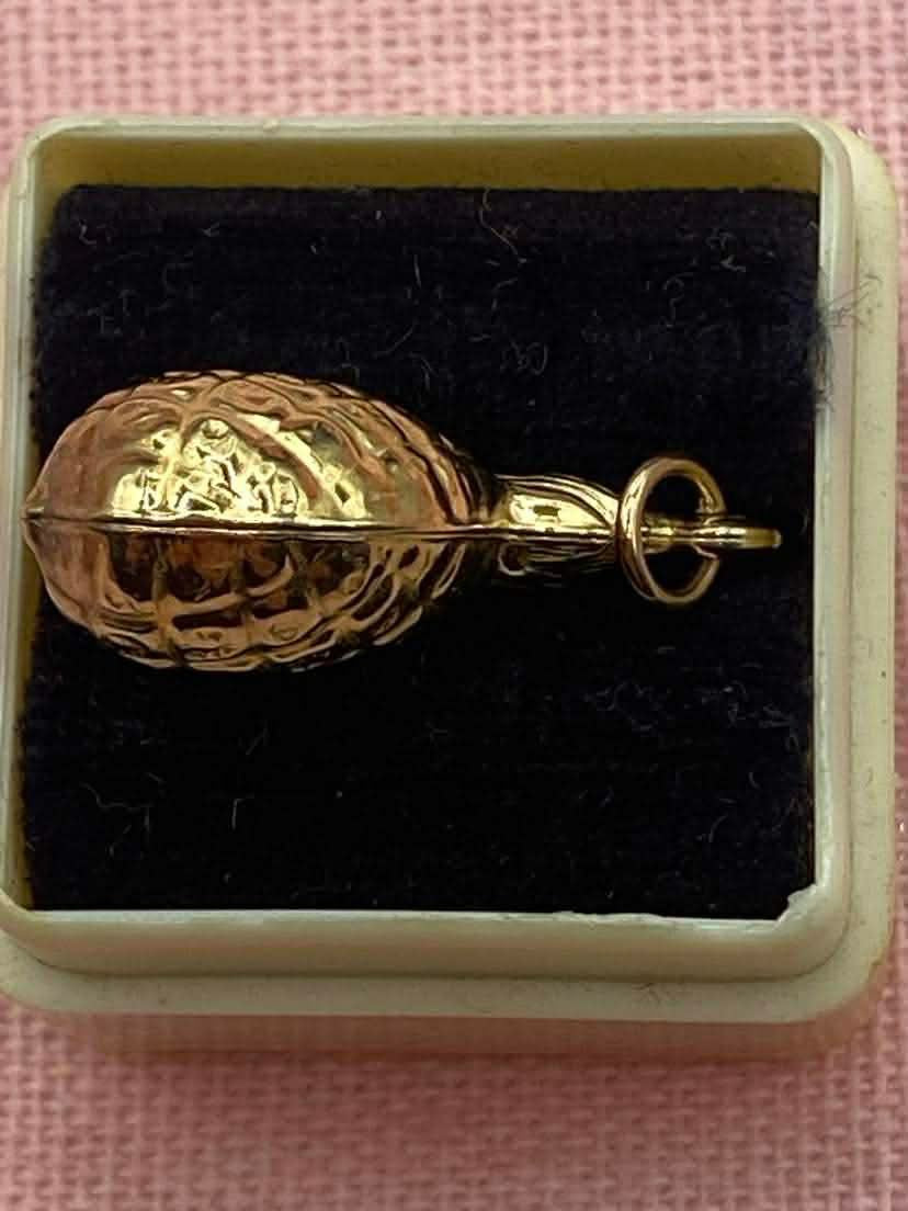 9ct gold Pineapple charm