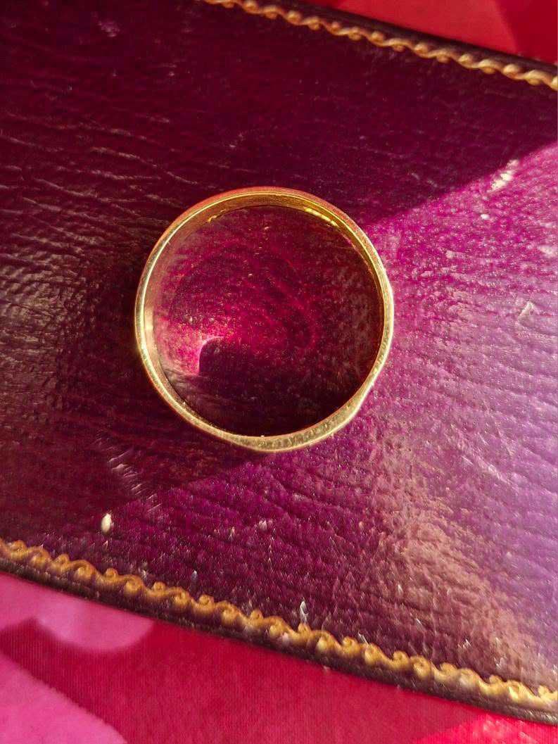 18ct Cigar Band with star set diamond, size T, 4.72g