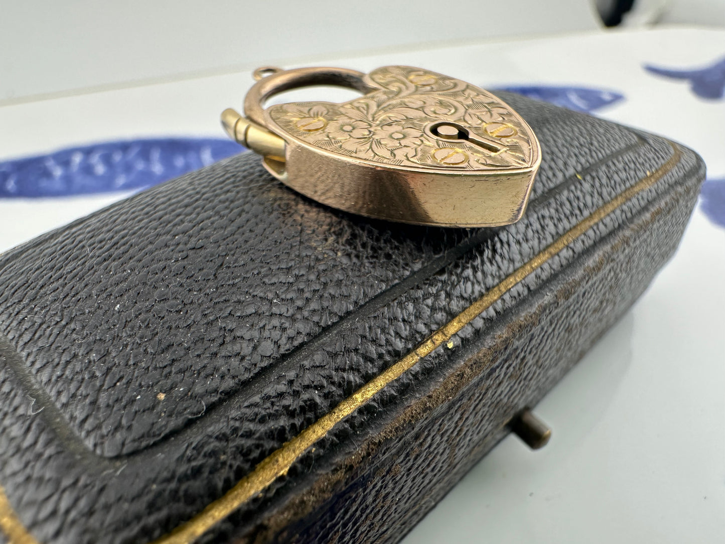 Large Antique 9ct Gold Patterned Heart Padlock