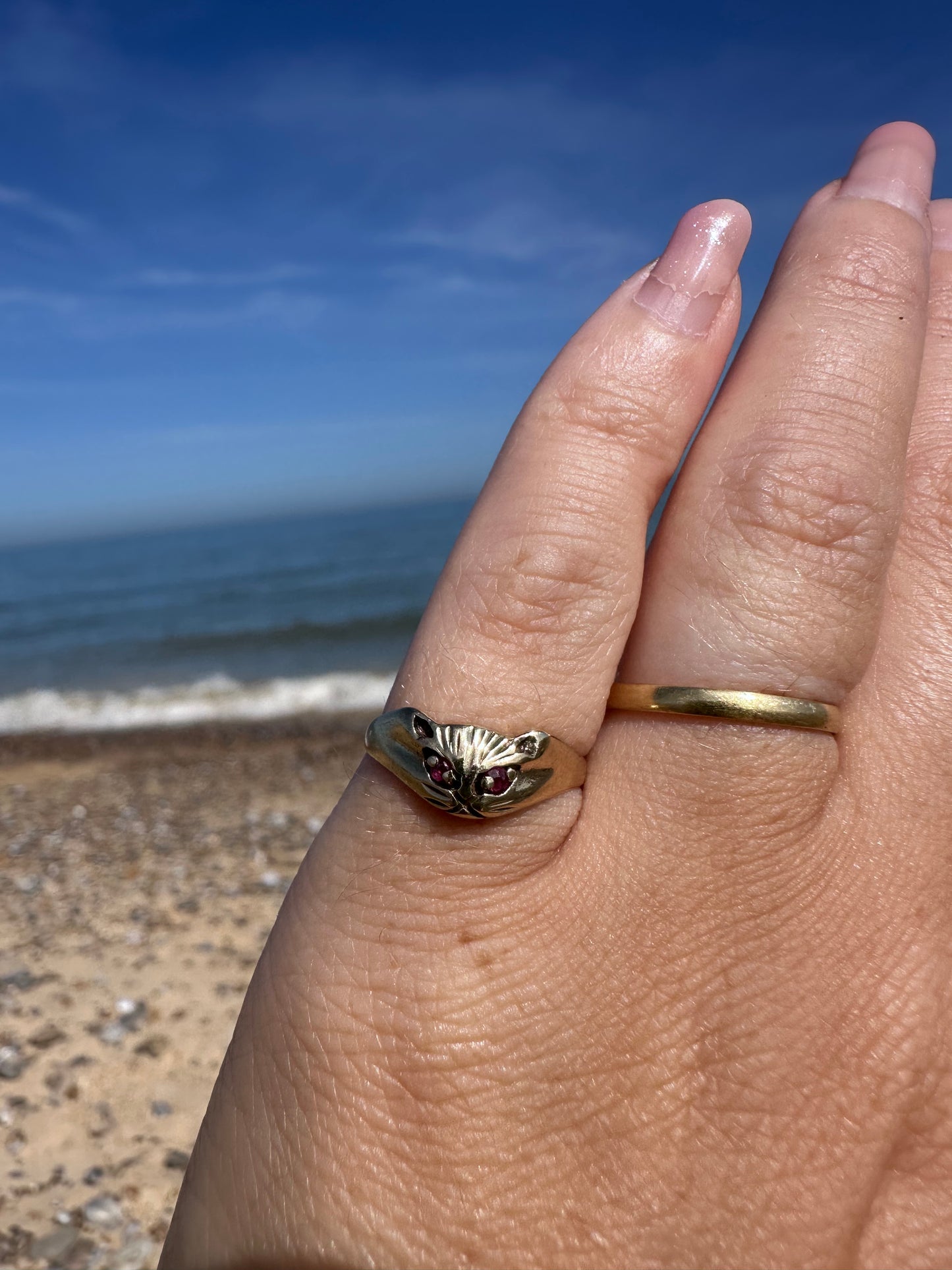 Vintage 9ct Ruby eyed Cat ring