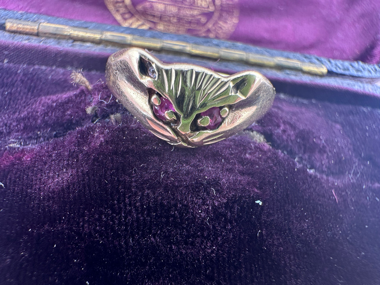 Vintage 9ct Ruby eyed Cat ring