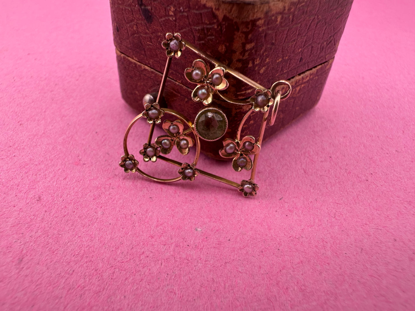 Edwardian 9ct Gold Peridot & Seed Pearl Lavalier pendant
