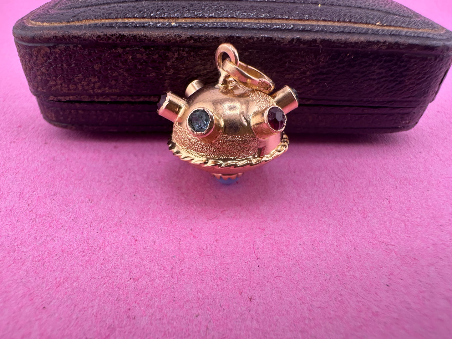 18ct Gold UFO Sputnik pendant with Topaz, Garnet & Turquoise stones.