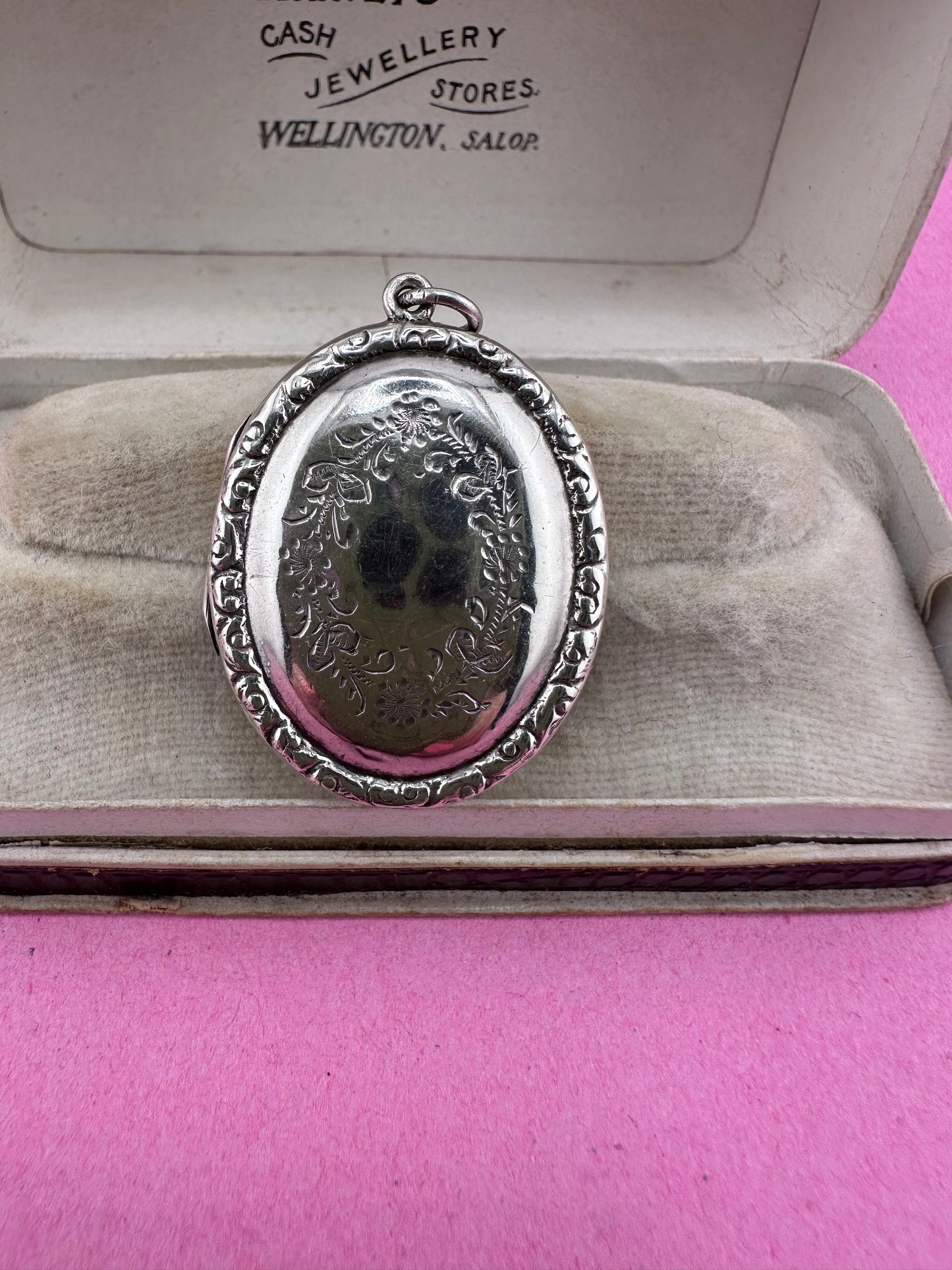 Sterling silver Oval wreath Locket