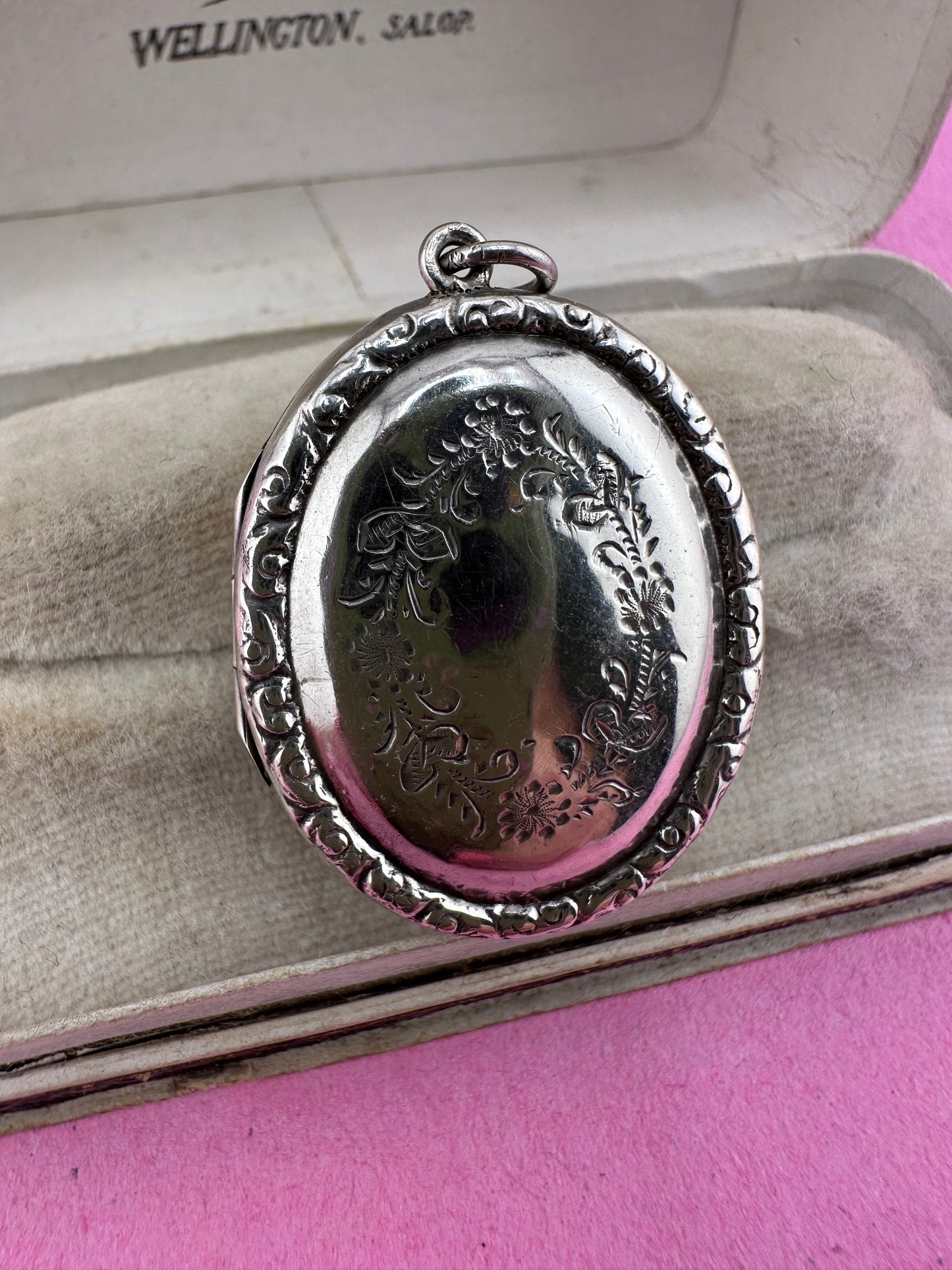 Sterling silver Oval wreath Locket