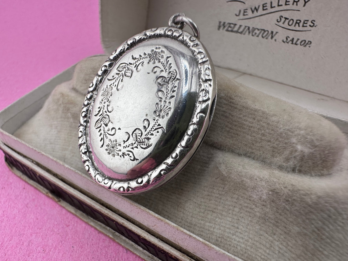 Sterling silver Oval wreath Locket