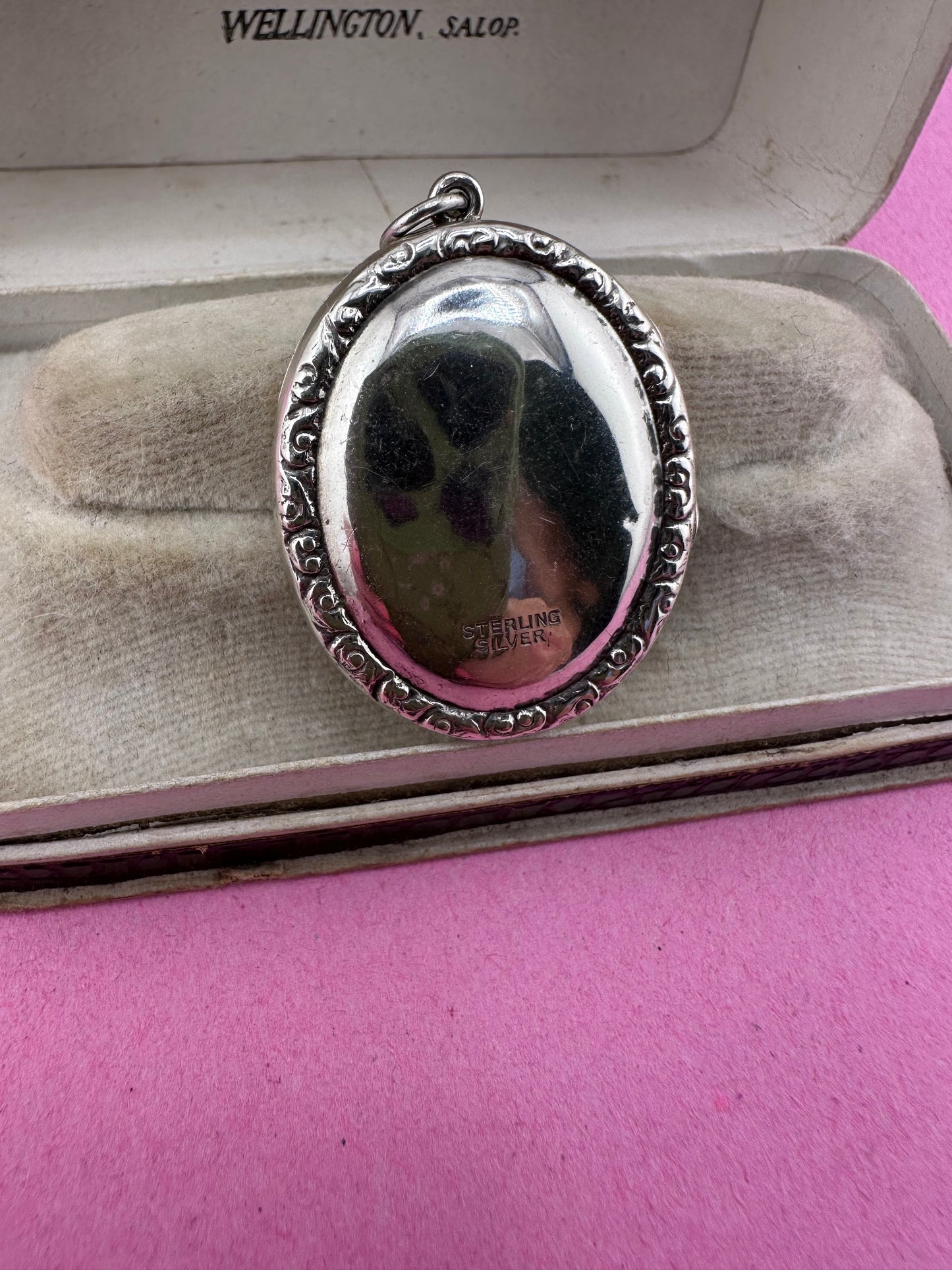 Sterling silver Oval wreath Locket