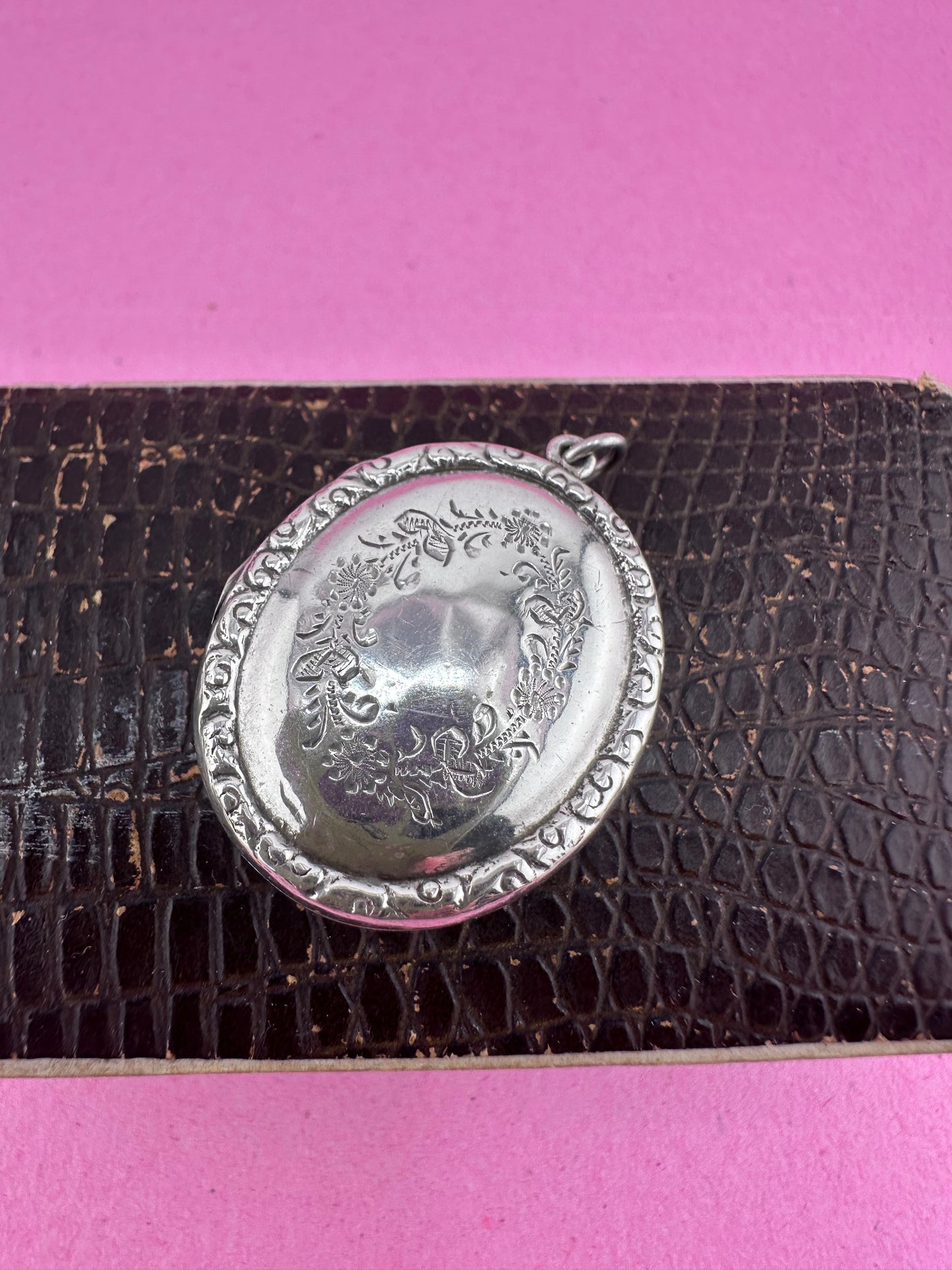 Sterling silver Oval wreath Locket