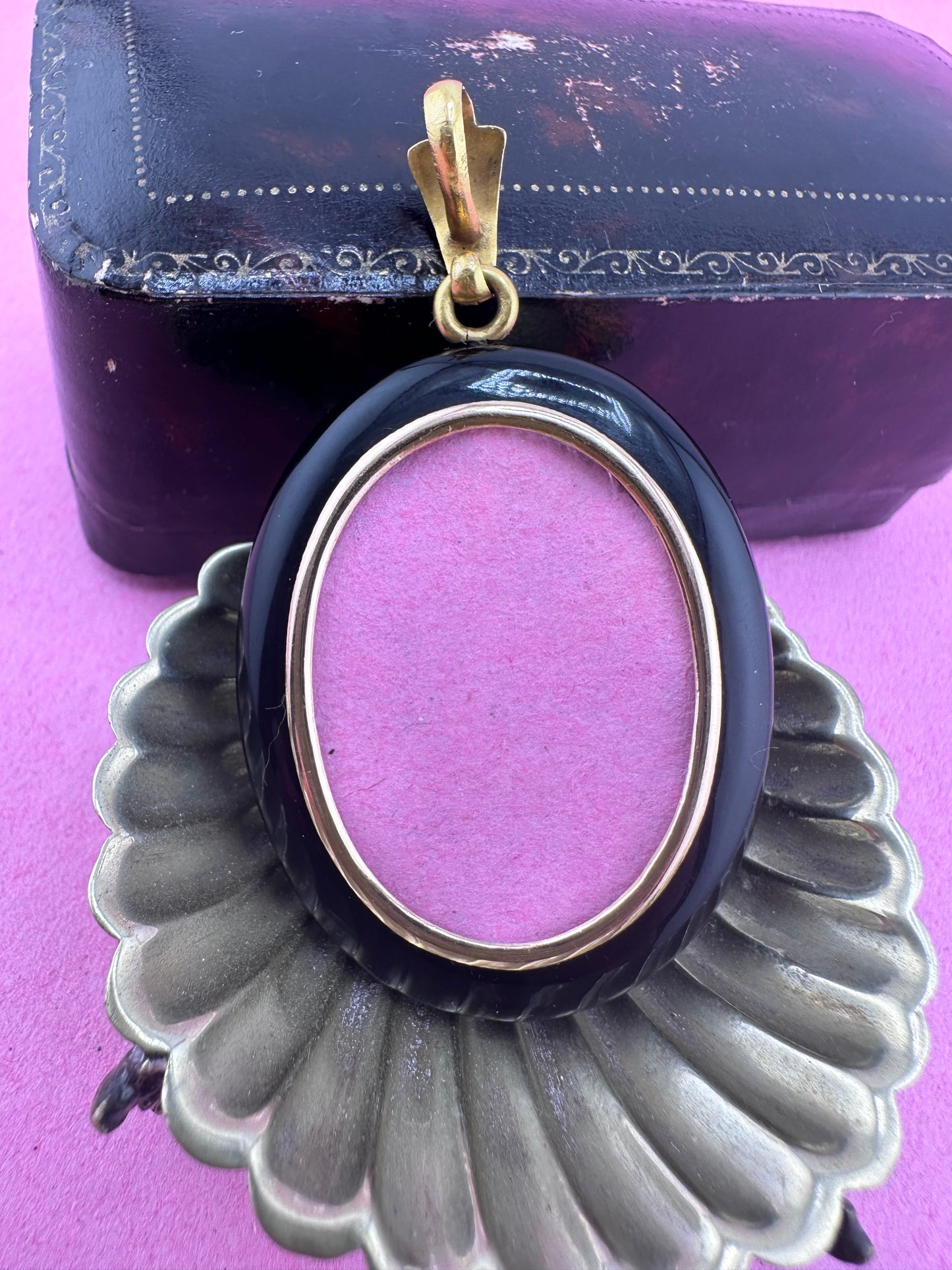 18ct Gold Onyx Locket with seed pearls, enamel and star detail. Frame 15ct.