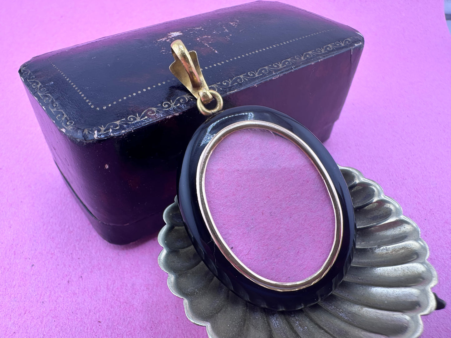18ct Gold Onyx Locket with seed pearls, enamel and star detail. Frame 15ct.