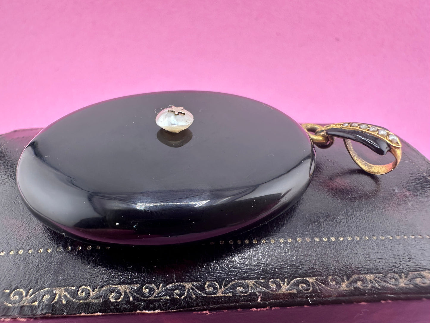 18ct Gold Onyx Locket with seed pearls, enamel and star detail. Frame 15ct.