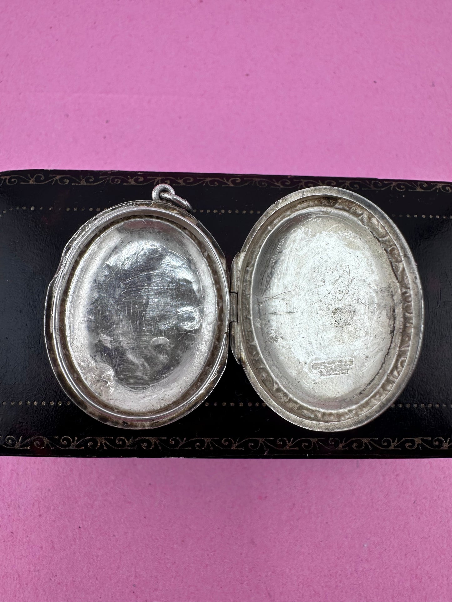Sterling silver Oval wreath Locket