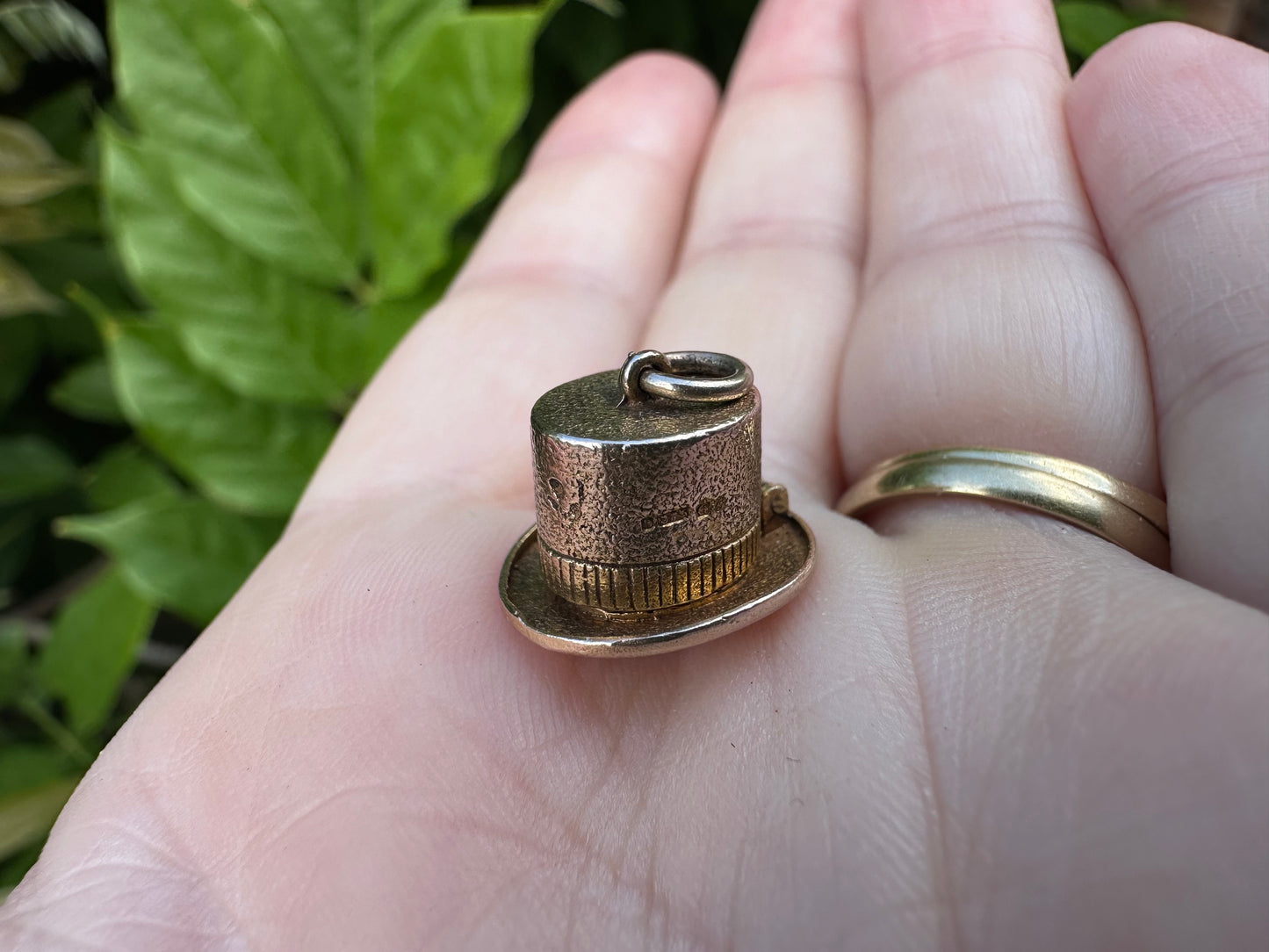 Vintage 9ct Gold Articulated Magicians hat charm, with enamel rabbit