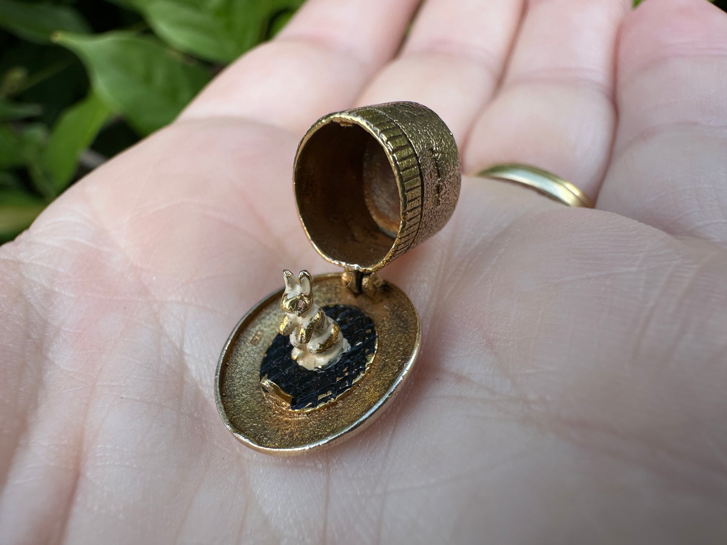 Vintage 9ct Gold Articulated Magicians hat charm, with enamel rabbit