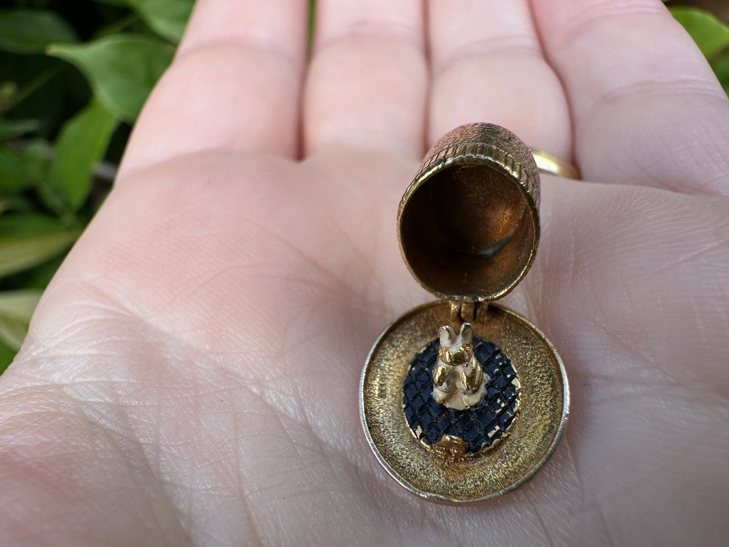 Vintage 9ct Gold Articulated Magicians hat charm, with enamel rabbit