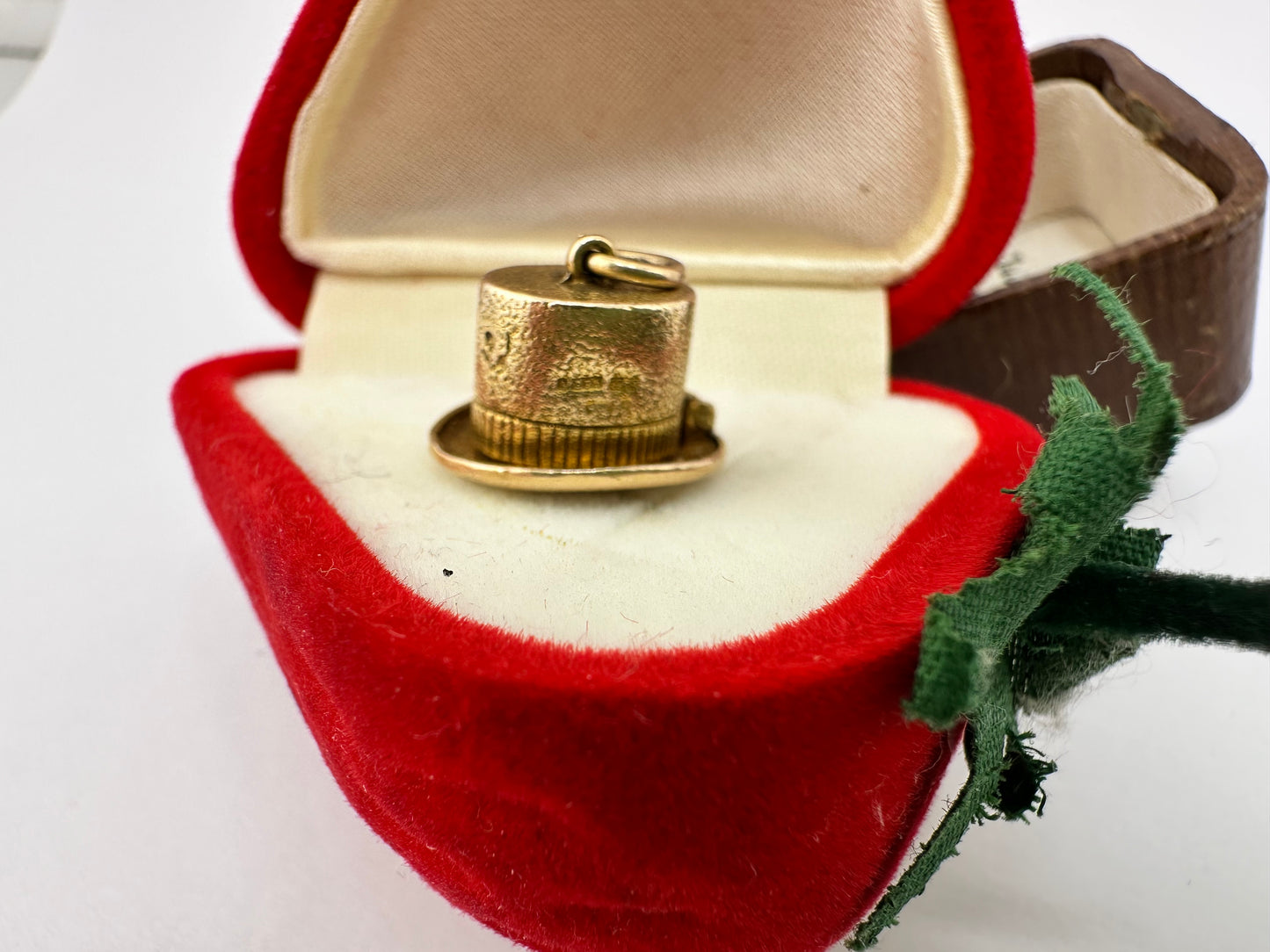 Vintage 9ct Gold Articulated Magicians hat charm, with enamel rabbit