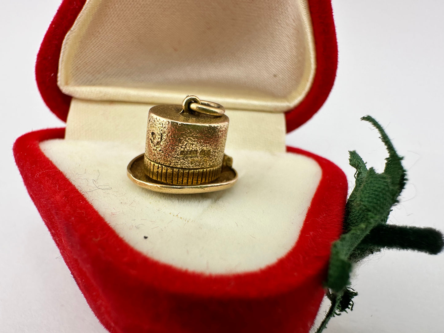 Vintage 9ct Gold Articulated Magicians hat charm, with enamel rabbit