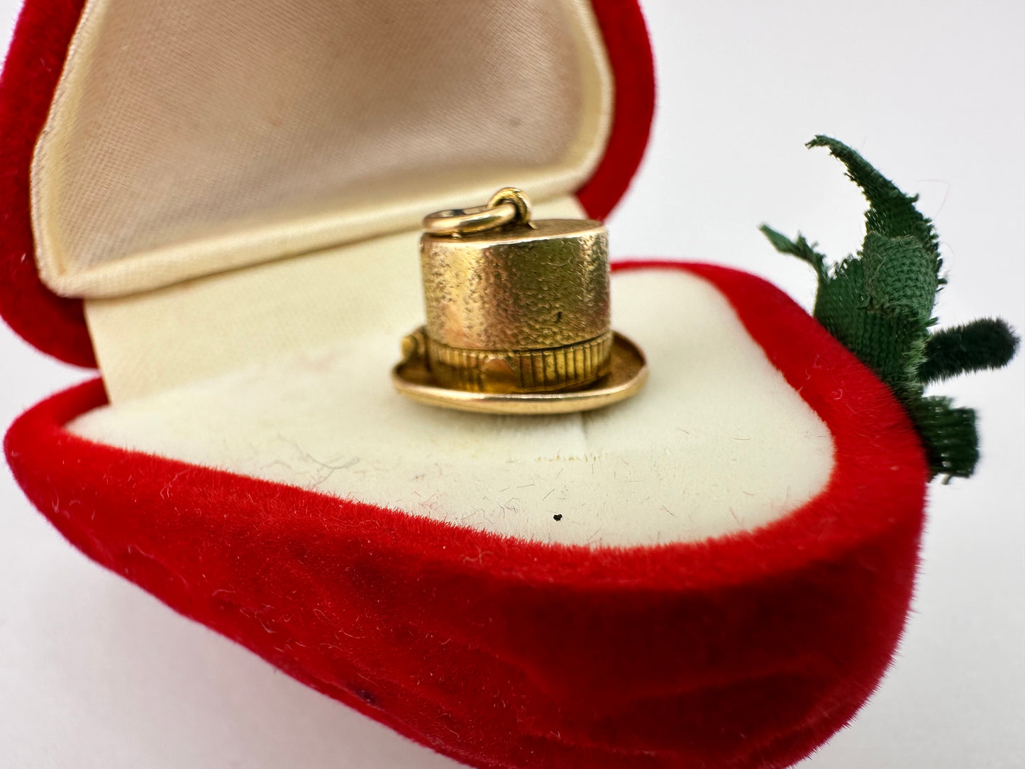 Vintage 9ct Gold Articulated Magicians hat charm, with enamel rabbit