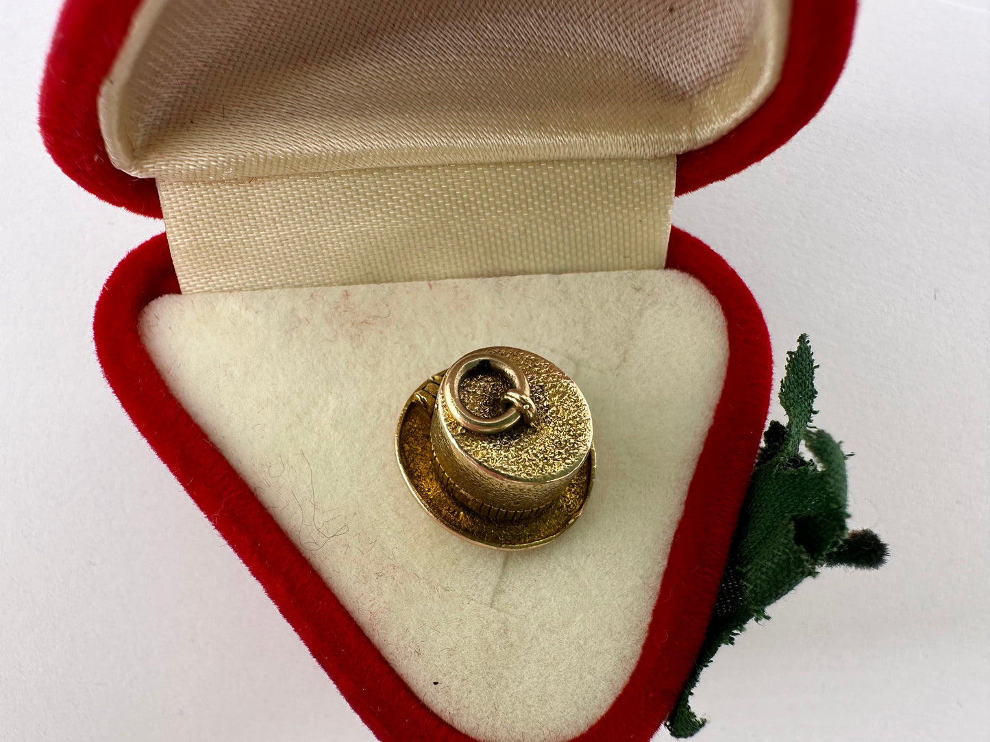 Vintage 9ct Gold Articulated Magicians hat charm, with enamel rabbit