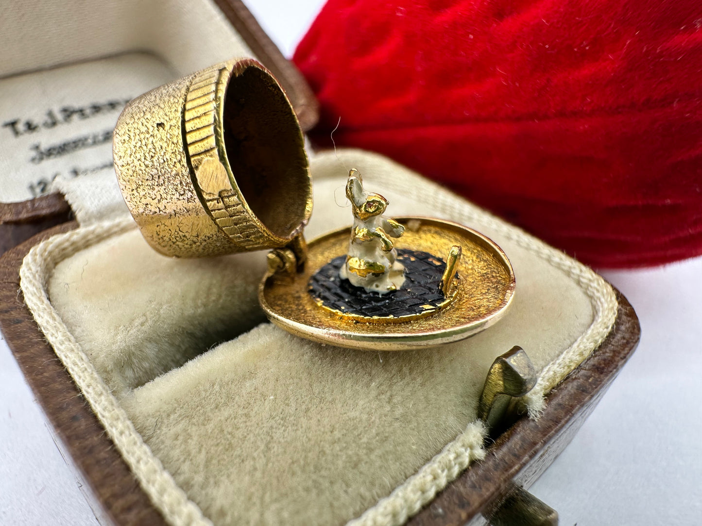 Vintage 9ct Gold Articulated Magicians hat charm, with enamel rabbit