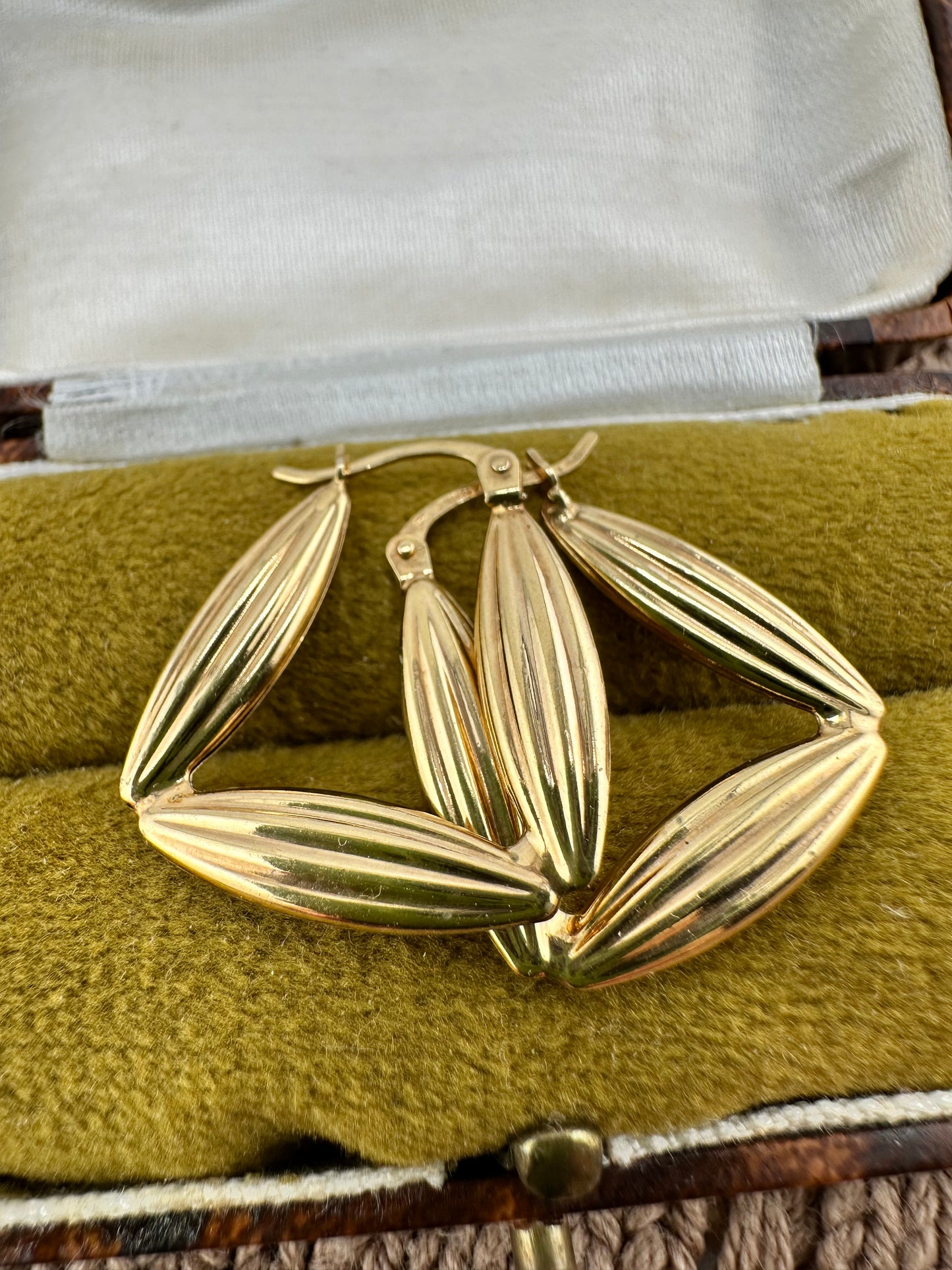 9ct Gold UnoAerre Ribbed Triangular hoops