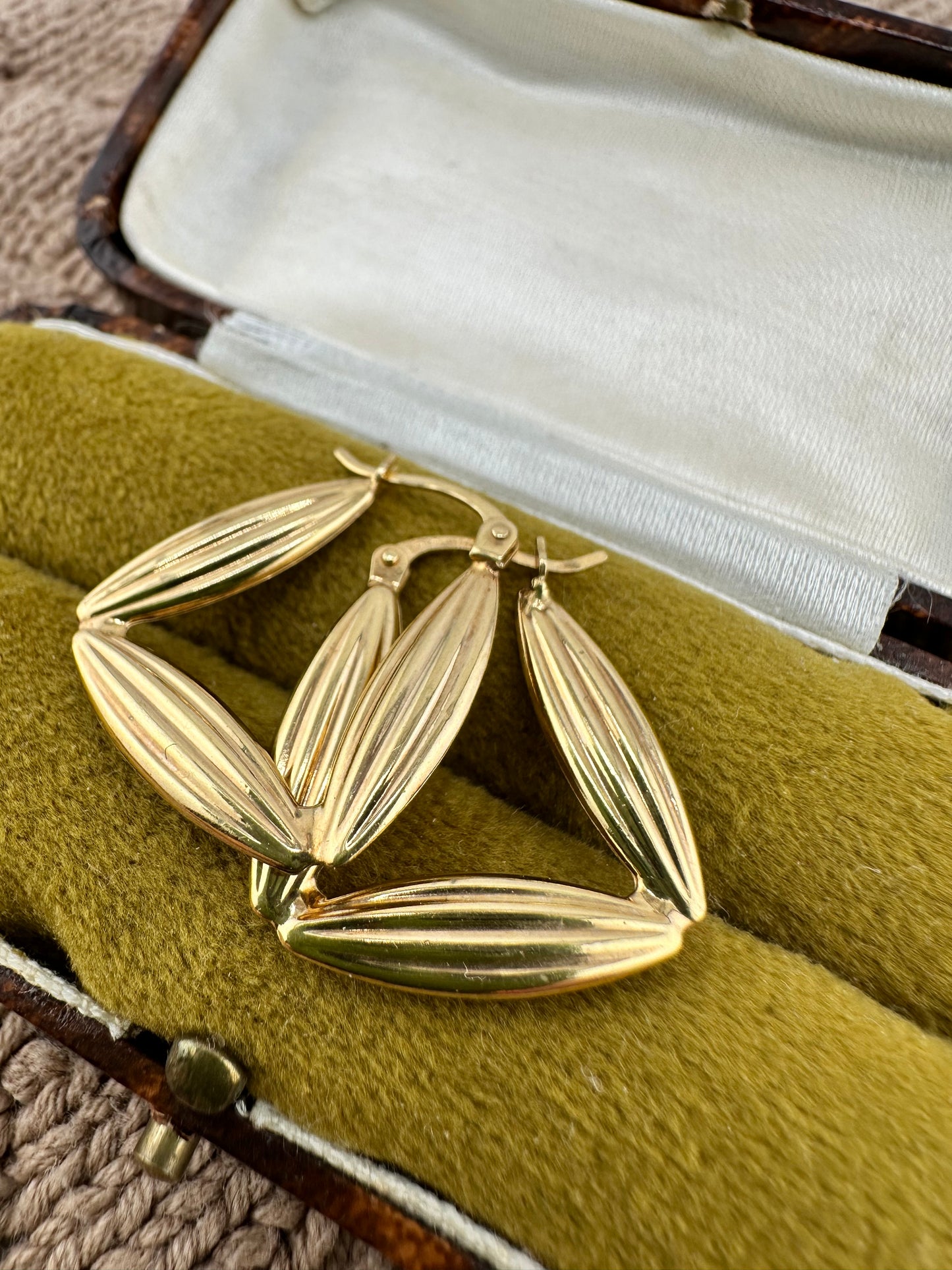 9ct Gold UnoAerre Ribbed Triangular hoops