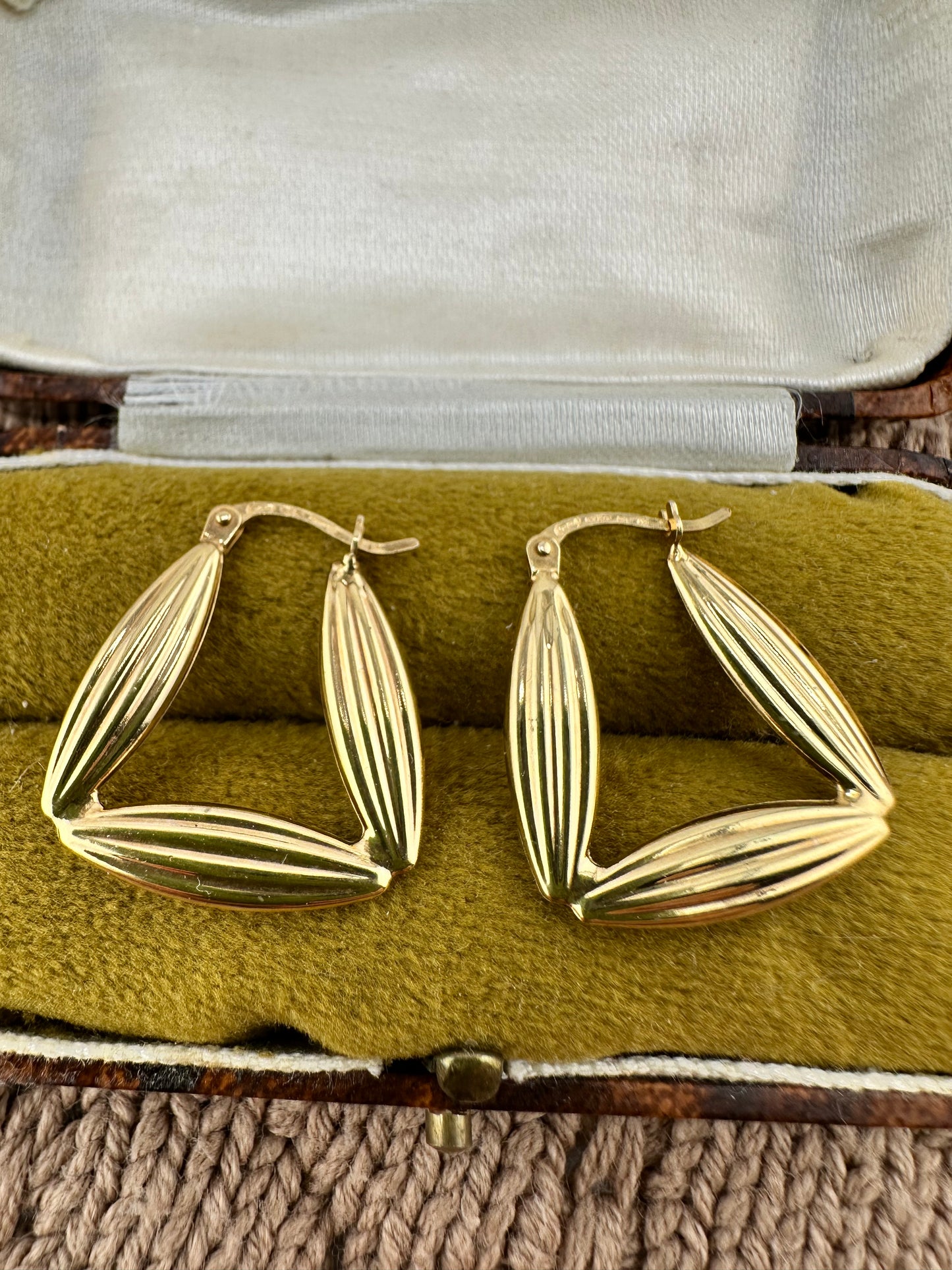 9ct Gold UnoAerre Ribbed Triangular hoops
