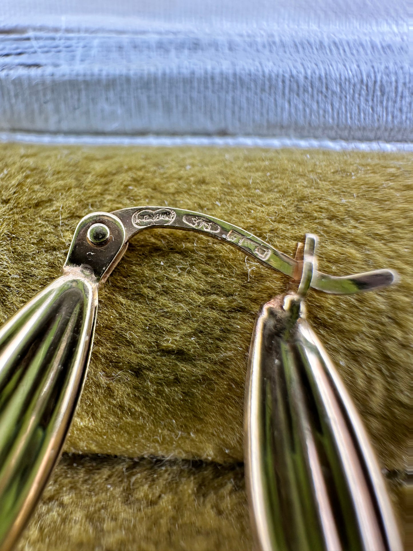 9ct Gold UnoAerre Ribbed Triangular hoops