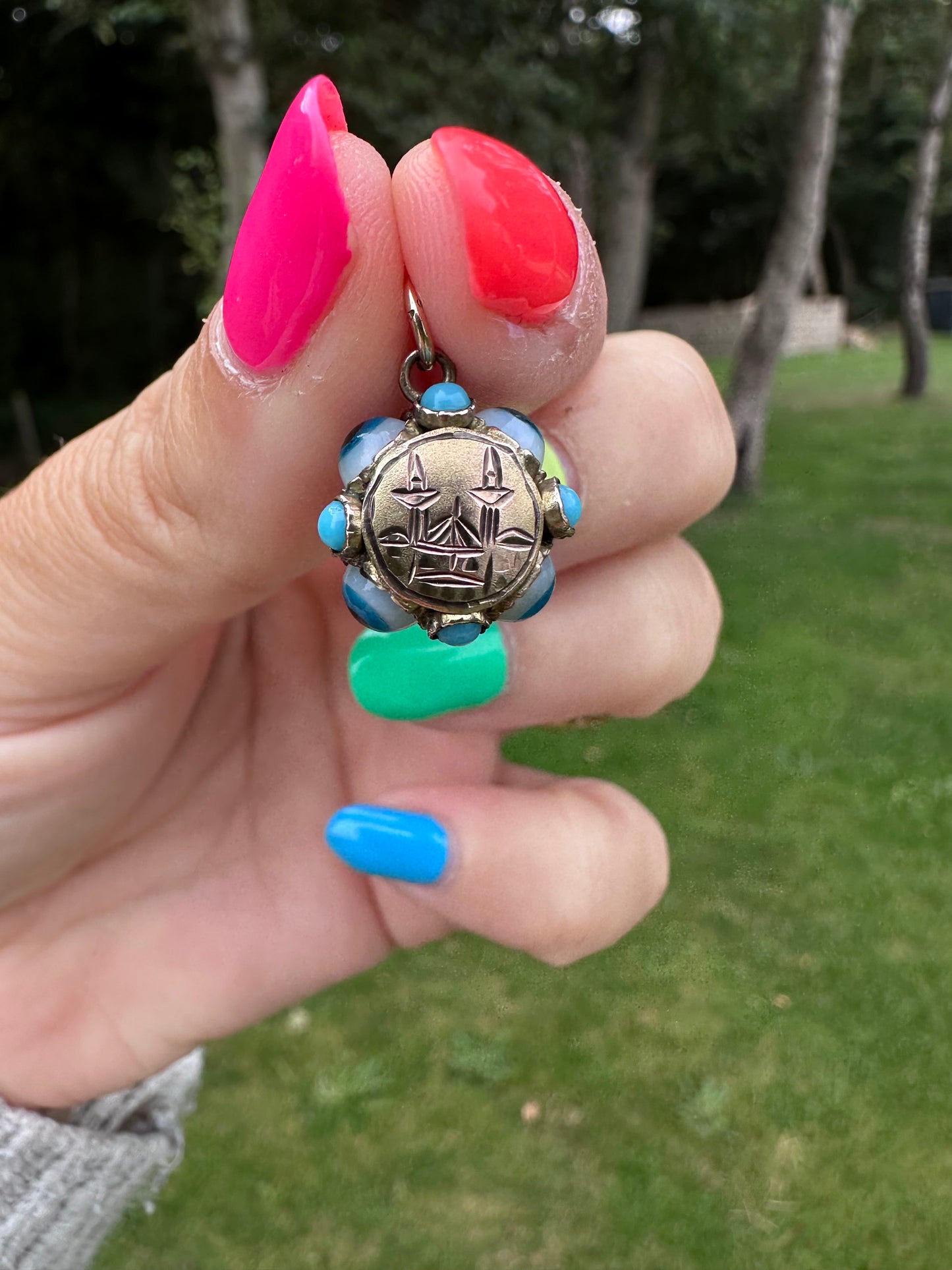 9ct Gold Evil eye charm with turquoise. Engraved with Turkish mosque.