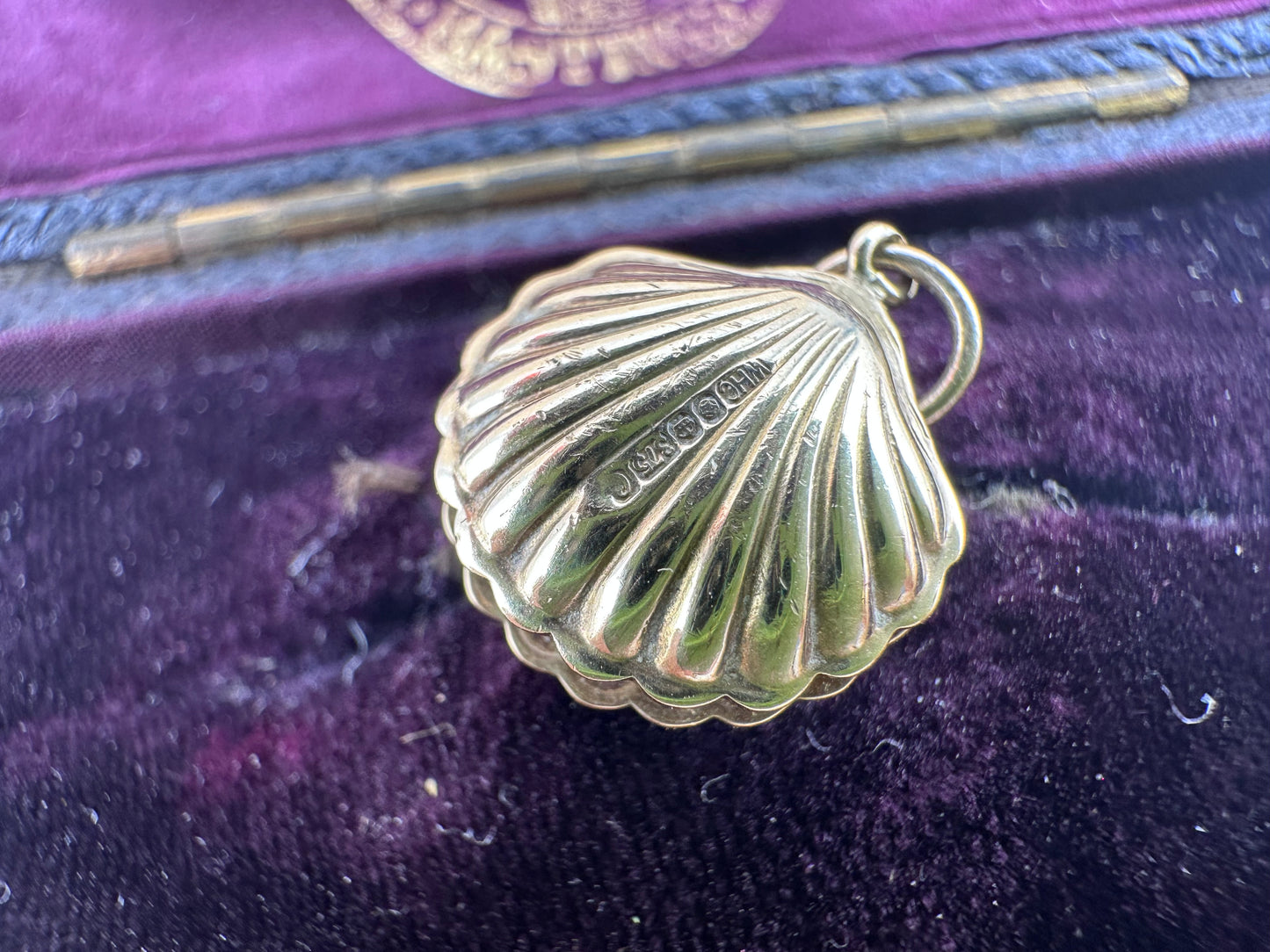 Vintage 9ct Gold Clam shell charm with pearl.