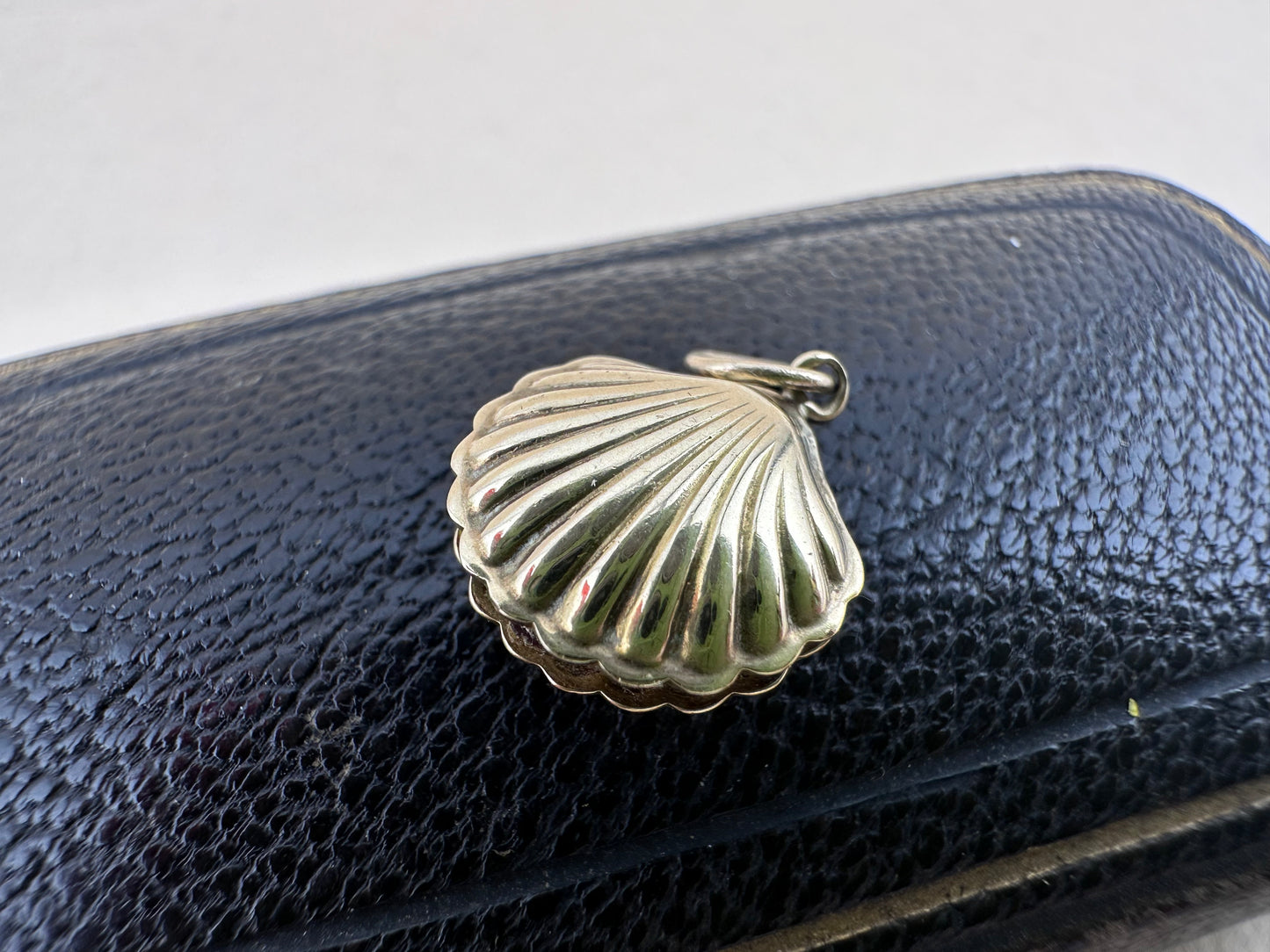 Vintage 9ct Gold Clam shell charm with pearl.