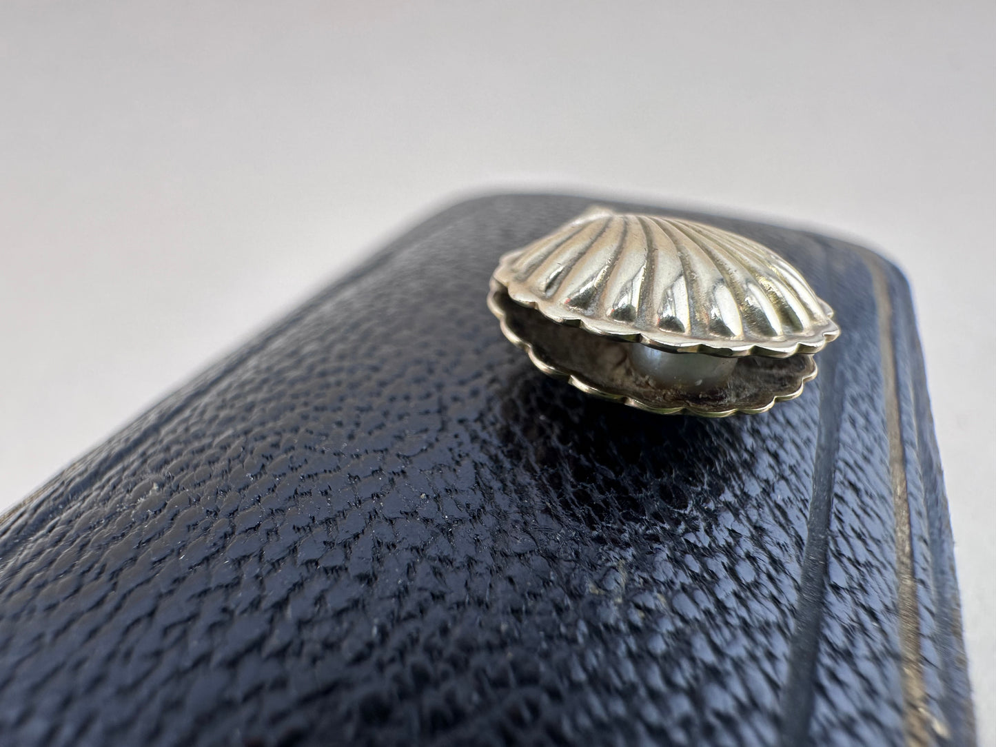 Vintage 9ct Gold Clam shell charm with pearl.