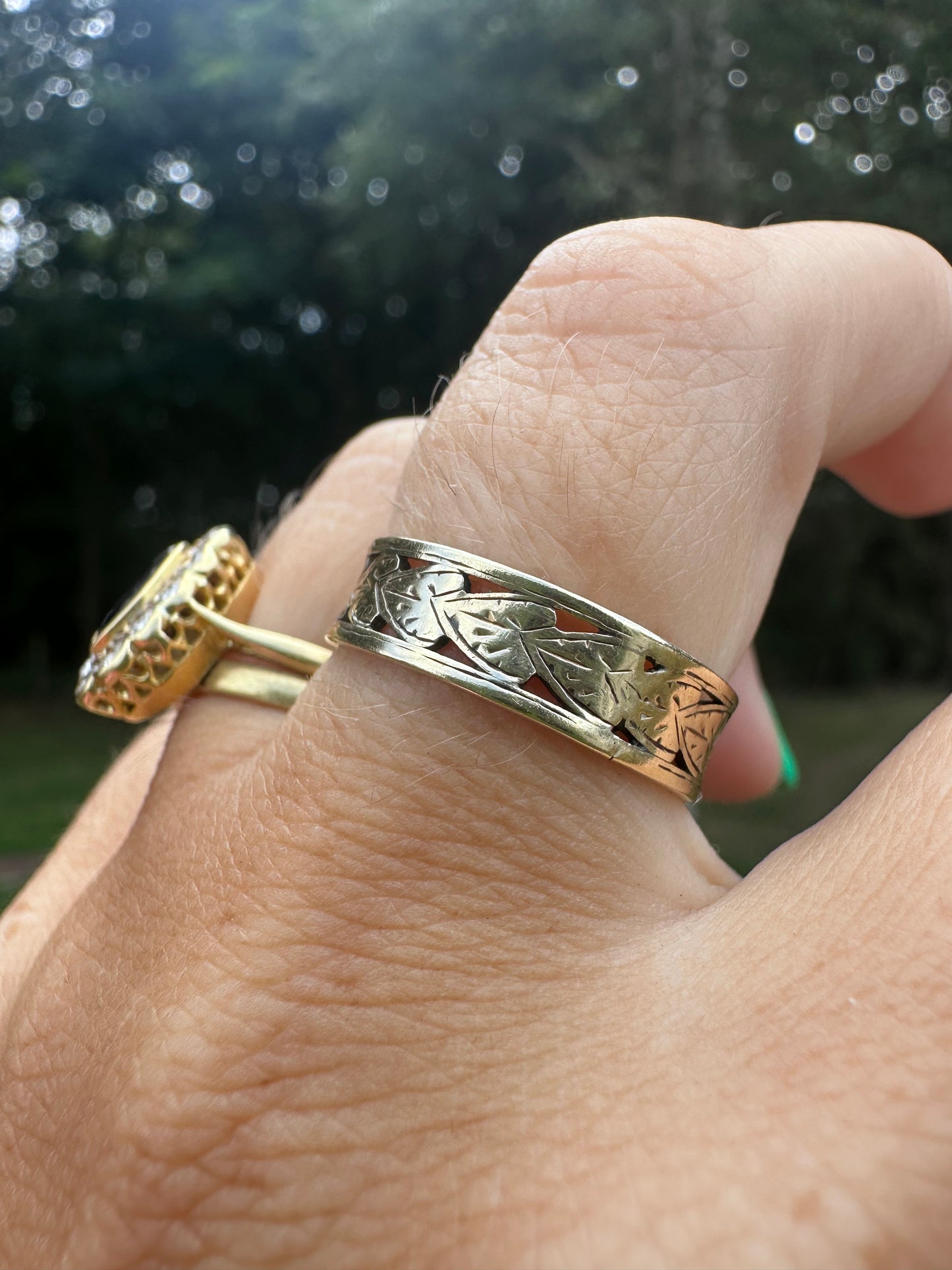 Antique 9ct Gold Leaf cut out Band