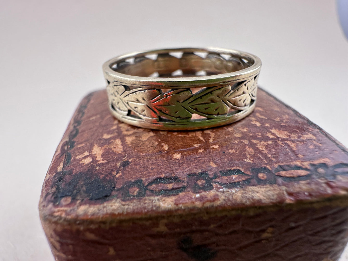 Antique 9ct Gold Leaf cut out Band