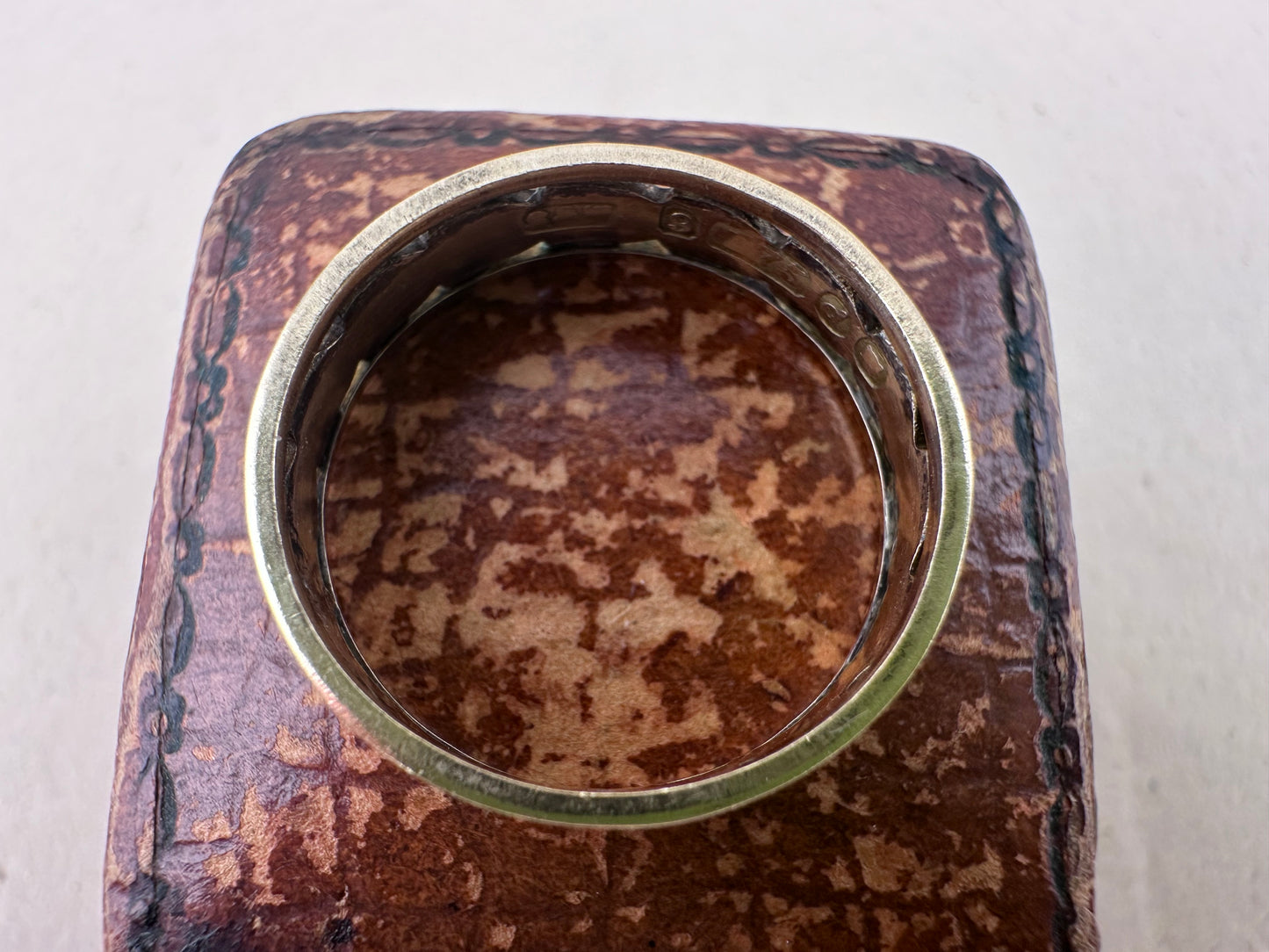 Antique 9ct Gold Leaf cut out Band