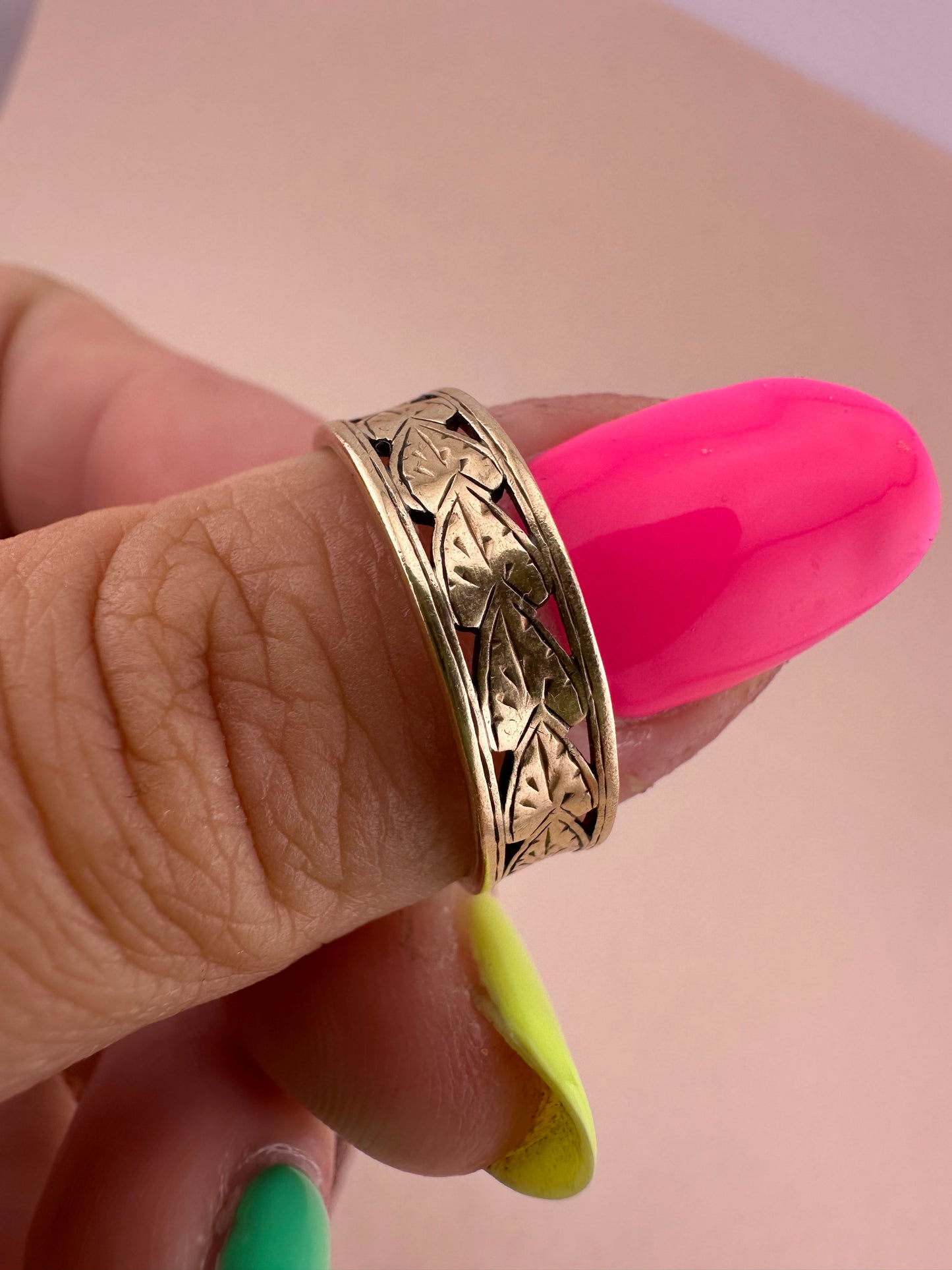Antique 9ct Gold Leaf cut out Band