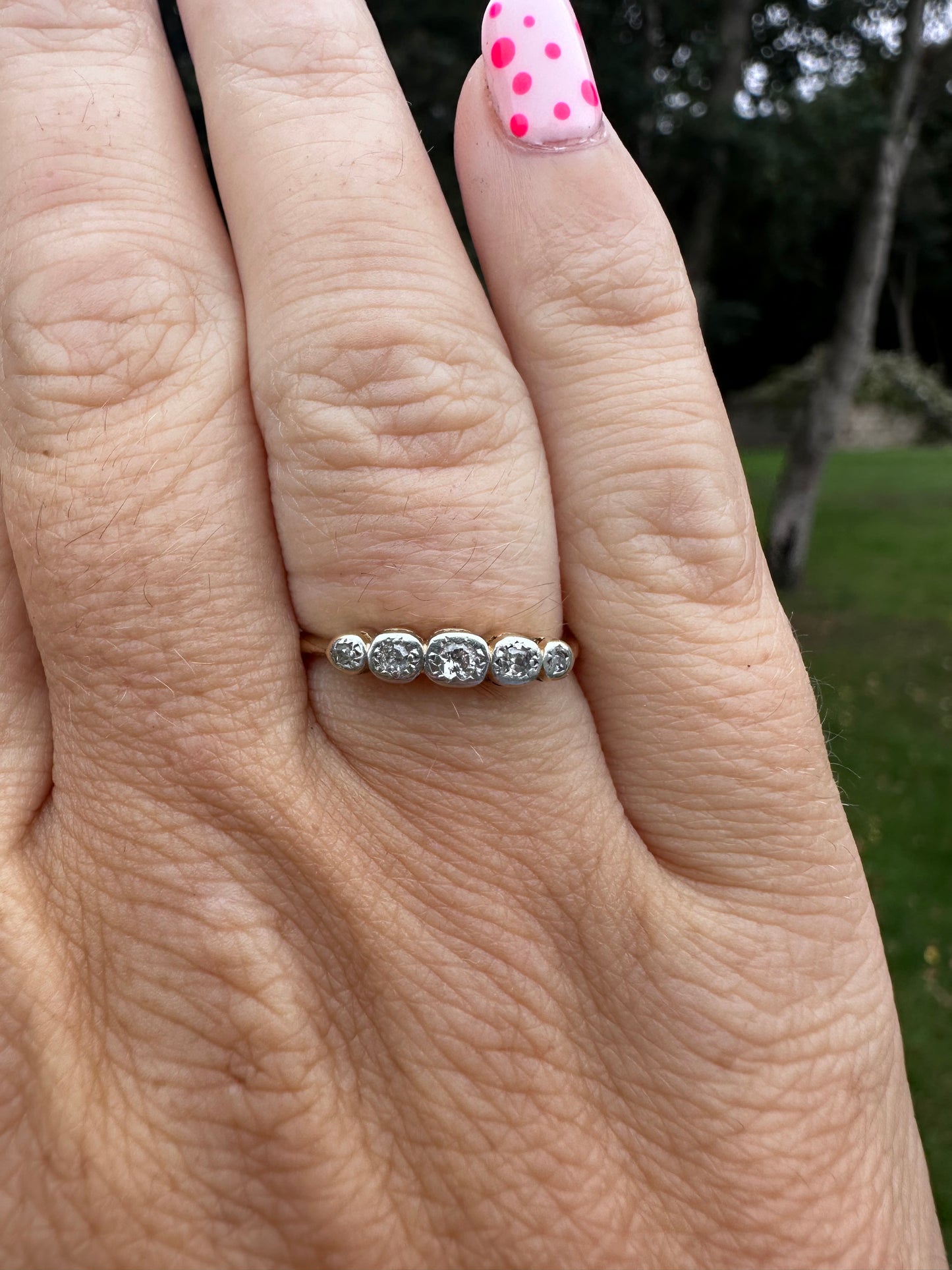 18ct gold 5 graduating diamond ring