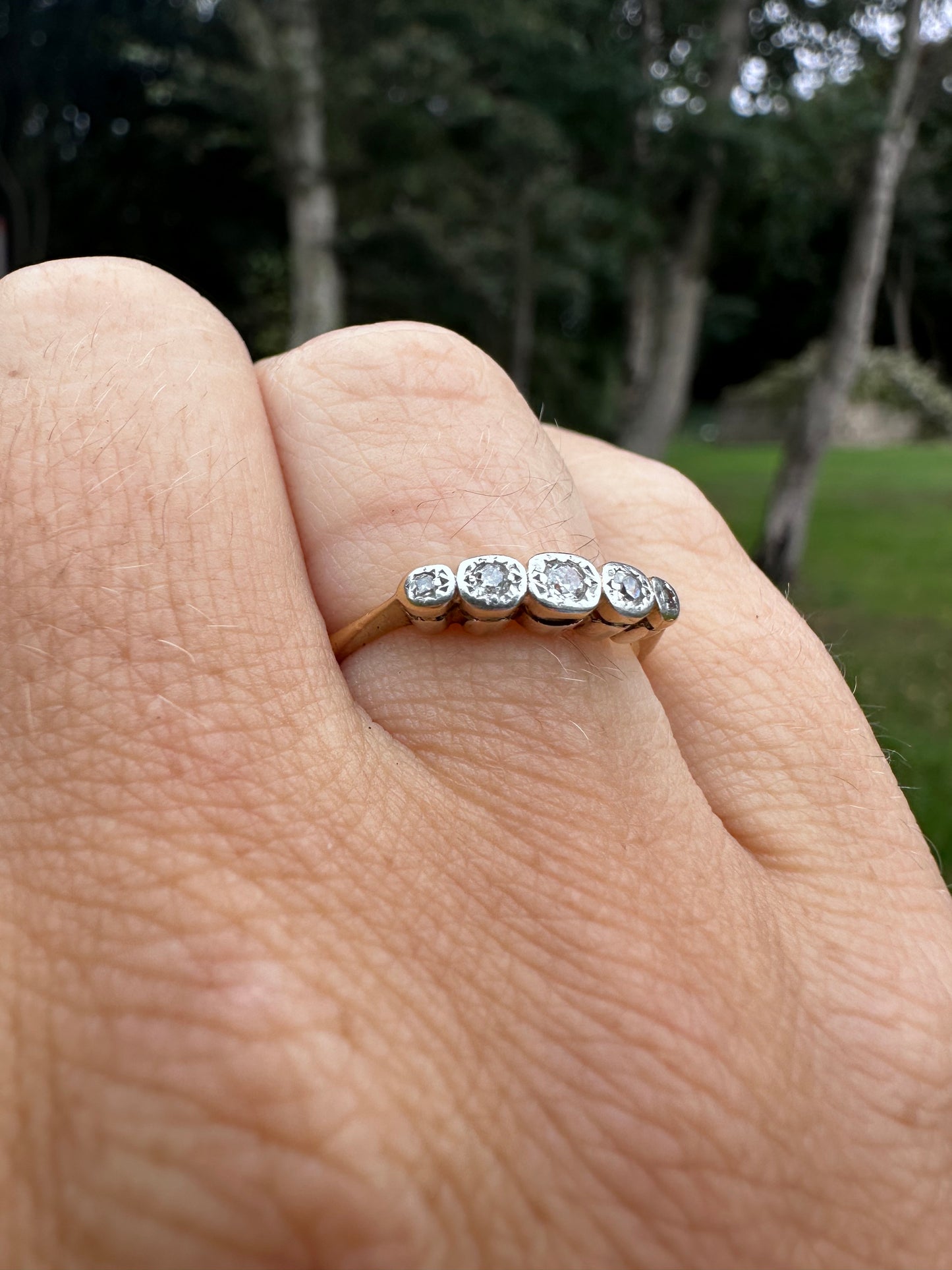 18ct gold 5 graduating diamond ring