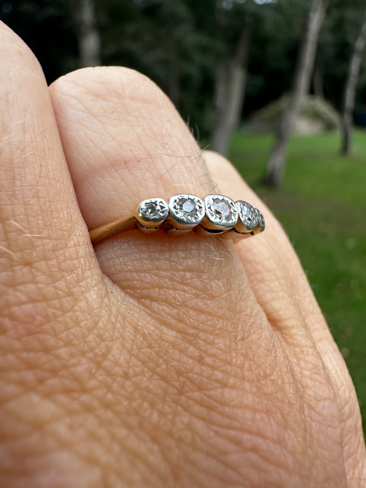 18ct gold 5 graduating diamond ring