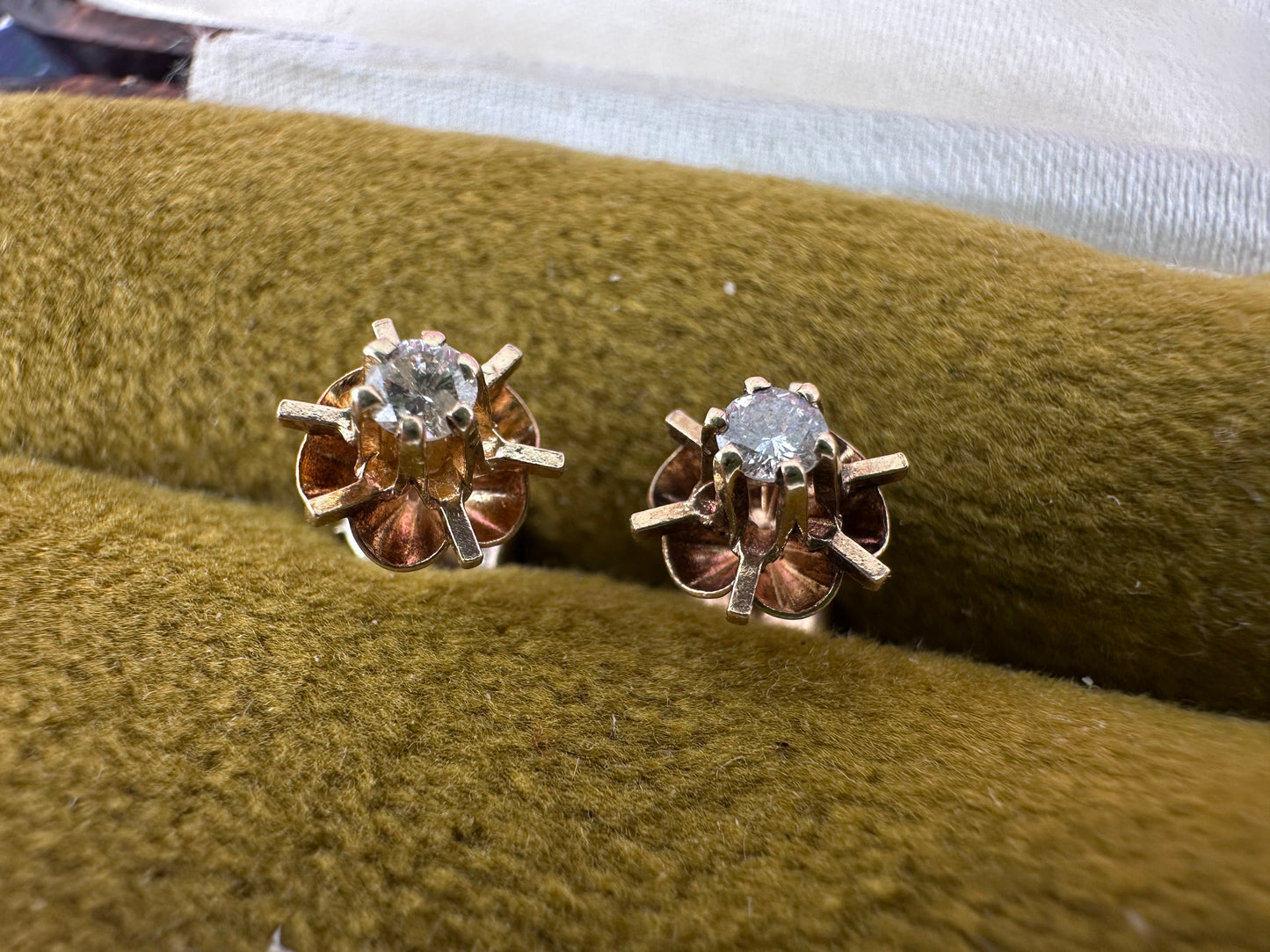 9ct Diamond buttercup stud earrings