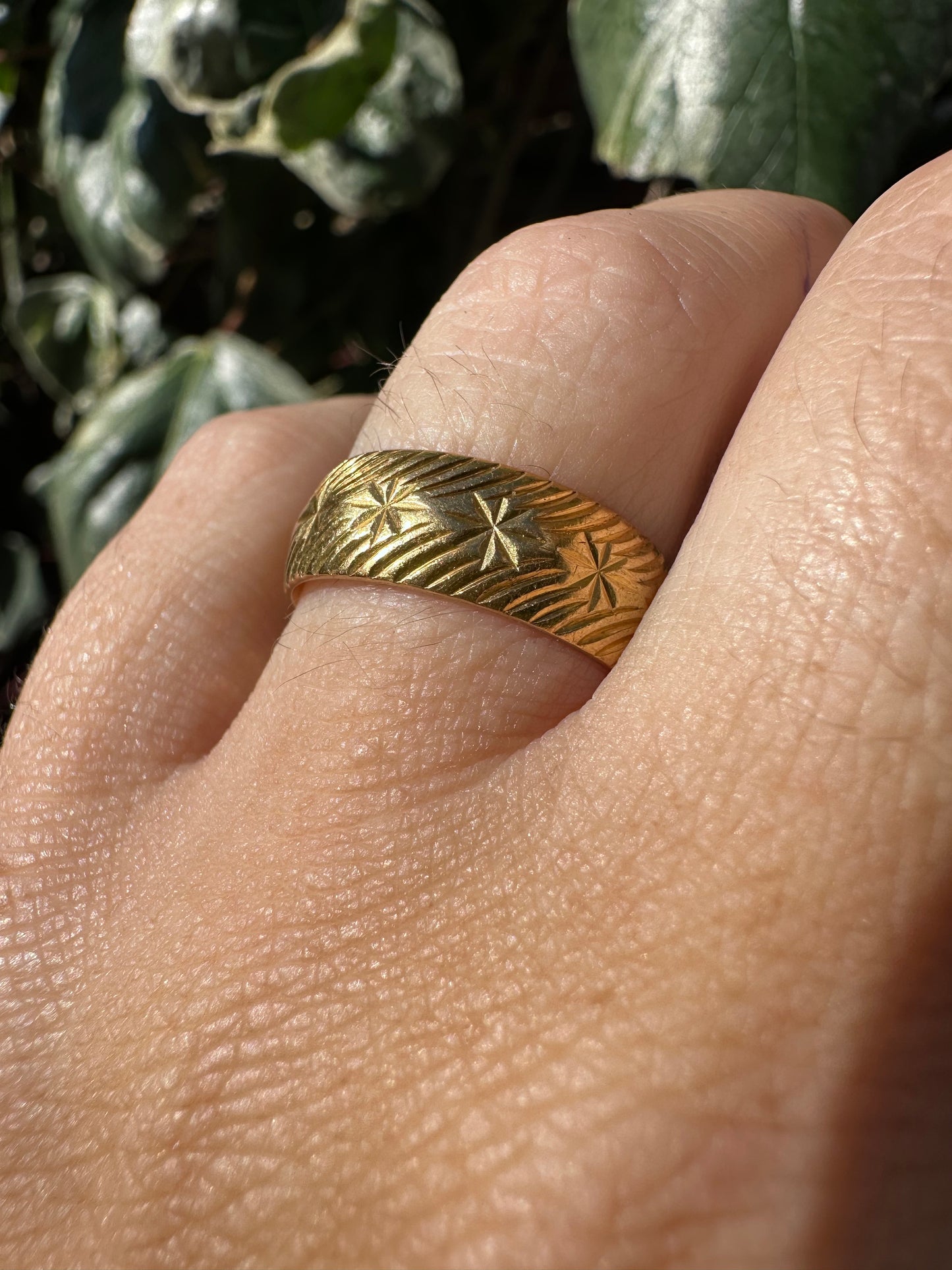 Mid century 22ct Gold Patterned band