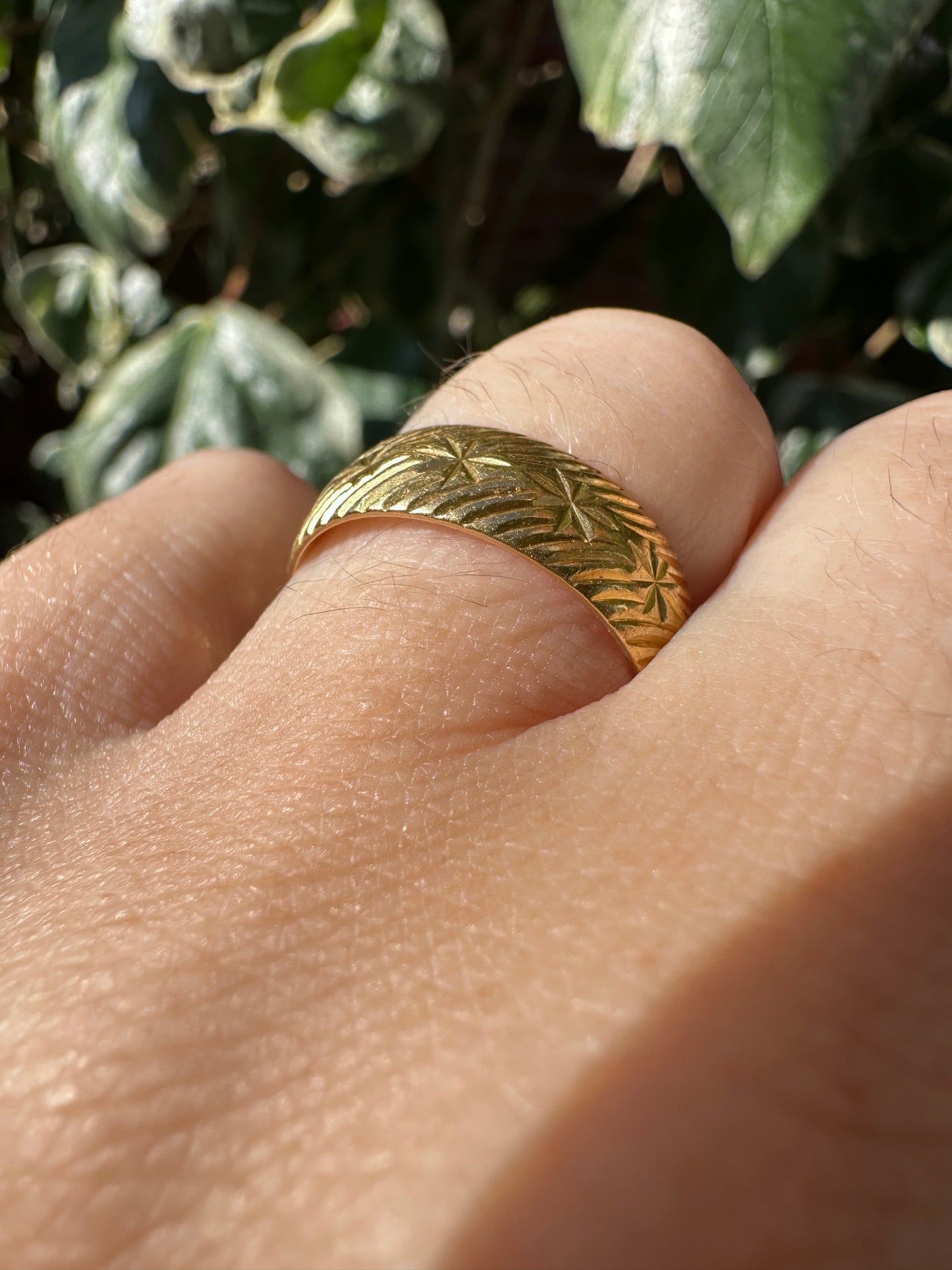 Mid century 22ct Gold Patterned band