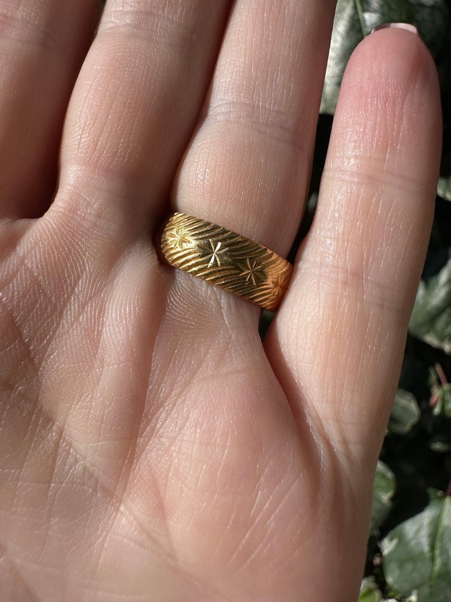 Mid century 22ct Gold Patterned band
