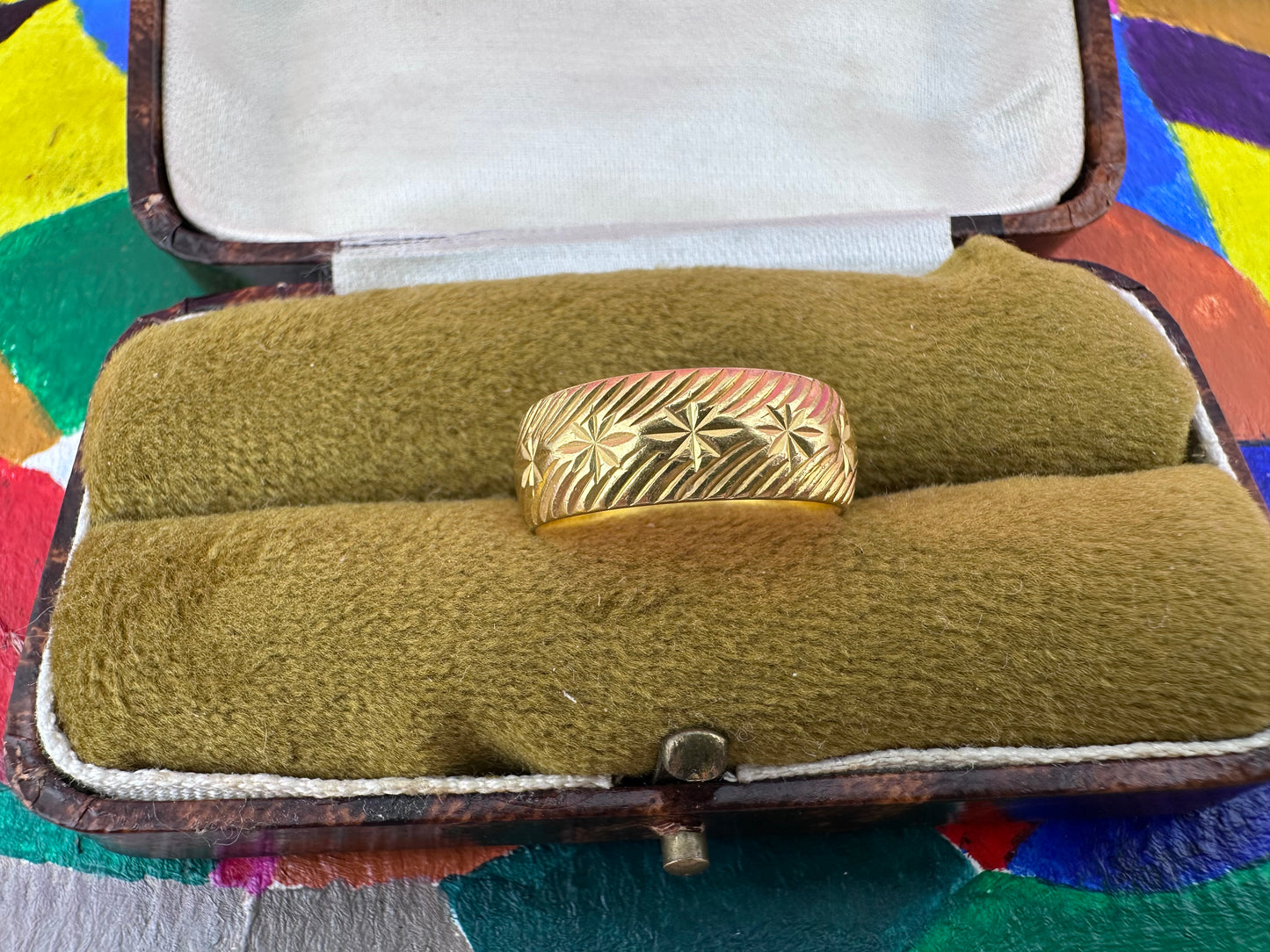 Mid century 22ct Gold Patterned band