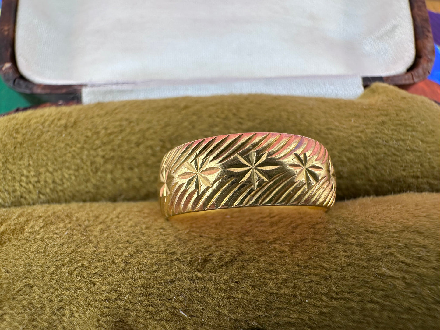 Mid century 22ct Gold Patterned band