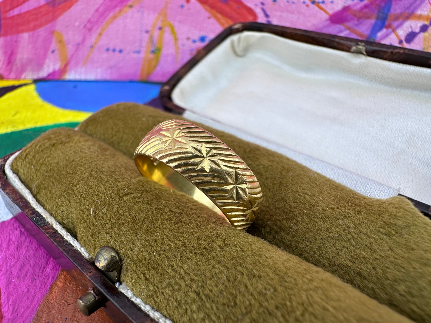 Mid century 22ct Gold Patterned band