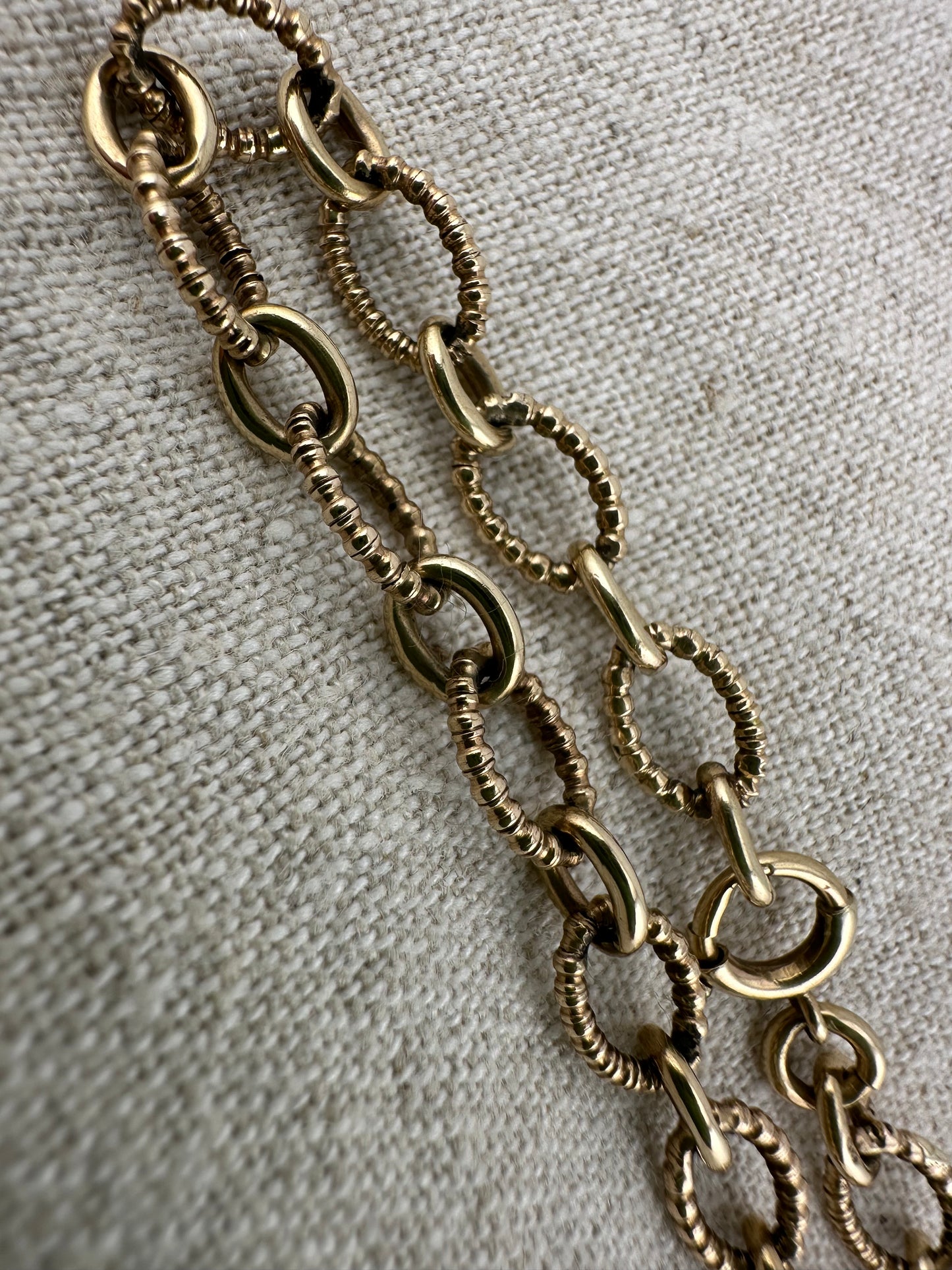Vintage 9ct Ribbed Oval link Bracelet, with bolt clasp