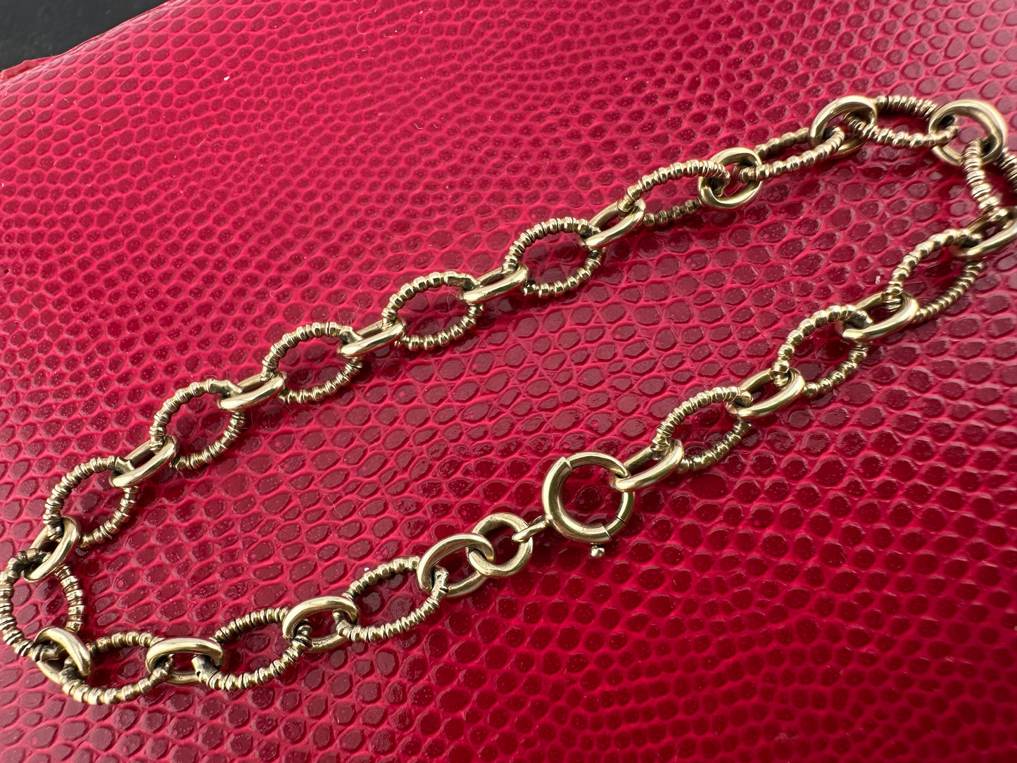 Vintage 9ct Ribbed Oval link Bracelet, with bolt clasp