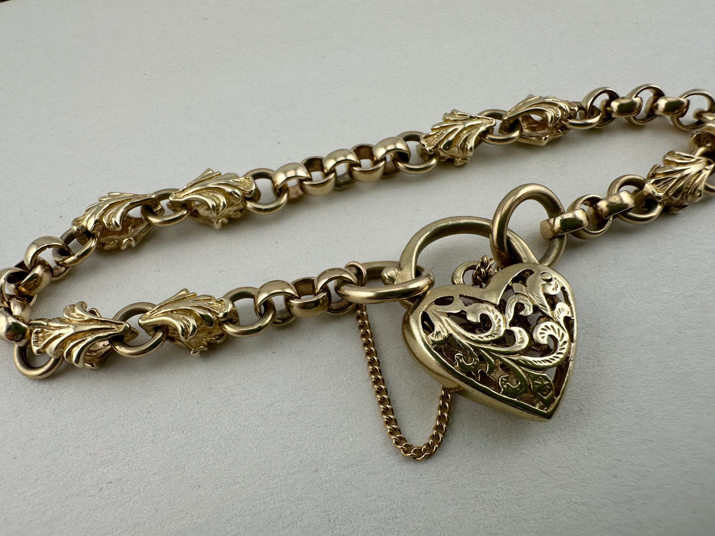 9ct Yellow Gold Rolo & Leaf link bracelet with heart padlock